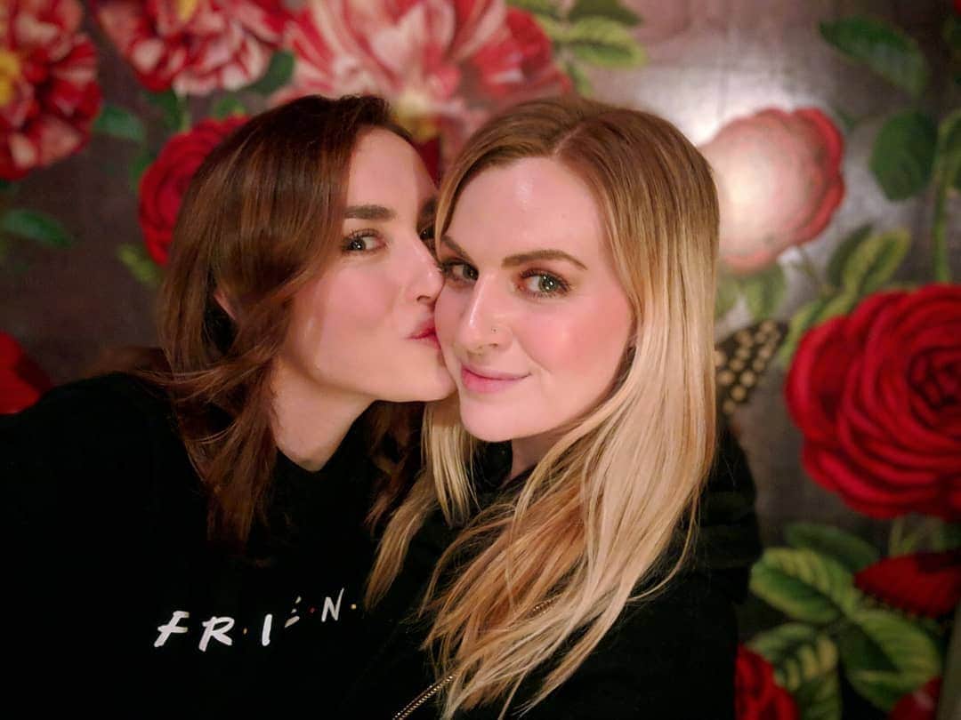 Rose Dixさんのインスタグラム写真 - (Rose DixInstagram)「This is probably the nicest bathroom we've ever kissed in ♥️ happy anniversary baby xxx」3月22日 8時44分 - roseellendix