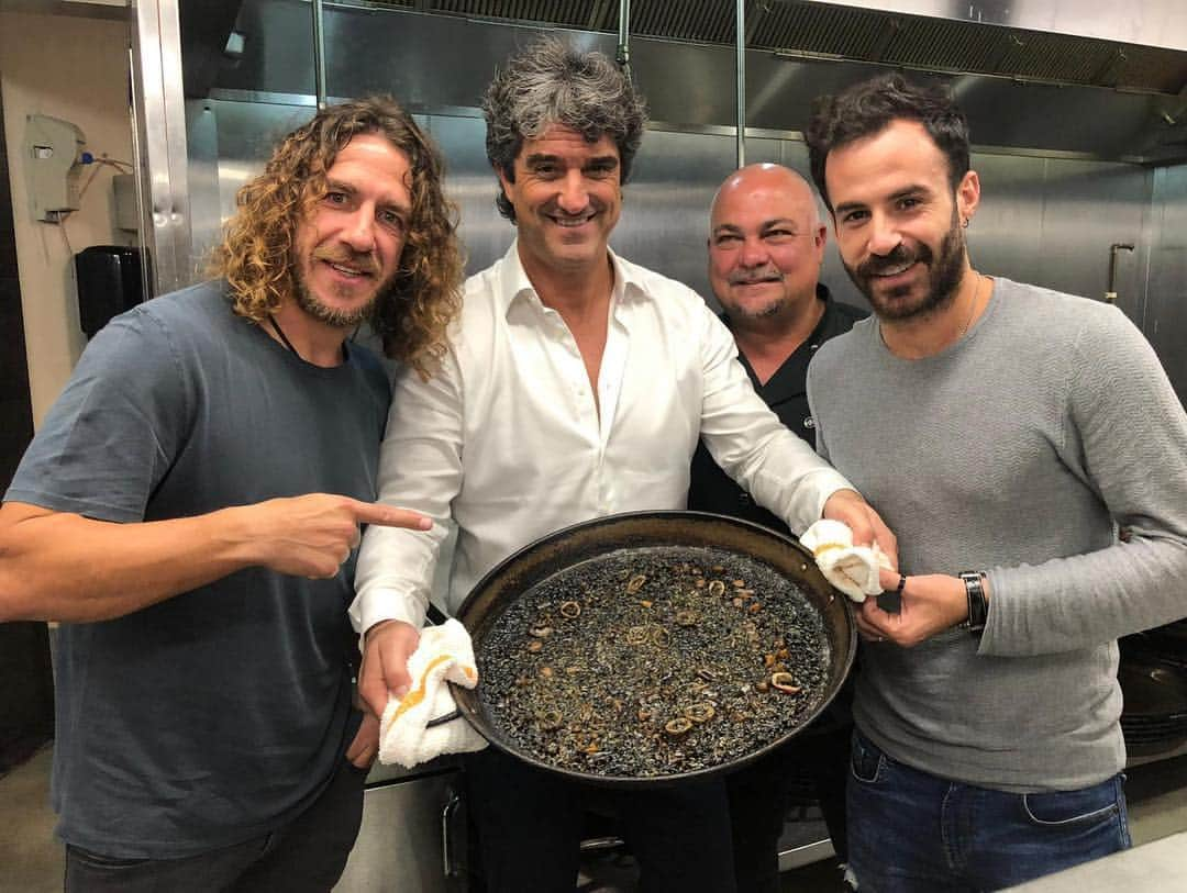 マルク・クロサスさんのインスタグラム写真 - (マルク・クロサスInstagram)「Cuando el Capi @carles5puyol habla siempre hay que escuchar con atención. ¡#AccesoCentral que disfrutamos tanto como la paella de arroz negro que cenamos ayer!」3月22日 8時55分 - marccrosas