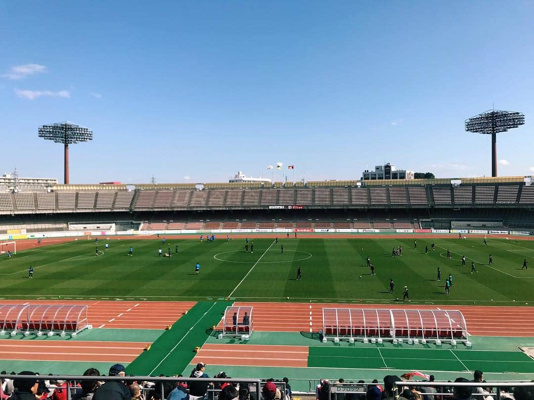 わちみなみのインスタグラム：「プレナスなでしこリーグ﻿ 開幕戦﻿ ﻿ 浦和レッズレディース 勝利🏅﻿ おめでとうございます✨﻿ ﻿ 風が強かった！﻿ ﻿ 水谷選手、菅澤選手にインタビュー﻿ させていただきました﻿ ﻿ 笑顔にわたしまで﻿ にっこり嬉しく😆﻿ ﻿ ﻿ 初めて﻿ 駒場スタジアムに行って、﻿ レディースの試合を観ましたが﻿ 驚きがたくさんありました。。❗️﻿ ﻿ 沢山応援したいな☺︎ 昨日は水内さんと一緒に応援しました⭕️ #プレナスなでしこリーグ #浦和レッズレディース #浦女  #わちみなみ」
