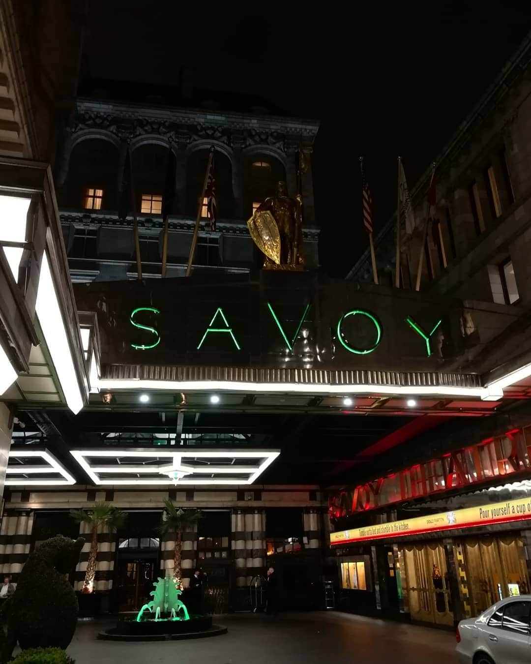 桐島瑞希さんのインスタグラム写真 - (桐島瑞希Instagram)「Savoy HotelのBarで二次会🍸 こちらはピアノの生演奏〜🎼 お酒頼んだら3種類もおつまみ出てきた❗ しかもお煎餅あったよ🤣おいし💕 レシート見たら、無料だった😲✨ #savoy #savoyhotel #サボイホテル #london #americanbar #bar #cocktails #whitenight #カクテル #ロンドン #ロンドン生活 #ロンドン暮らし #イギリス旅行 #イギリス生活 #海外在住 #ロンドン #ロンドン在住 #ロンドン旅行」3月22日 8時52分 - mizkirisiii