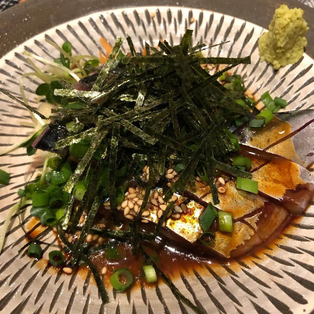 栗田善太郎さんのインスタグラム写真 - (栗田善太郎Instagram)「春到来を感じる日の生放送終了後、電気ビル共創館にある博多炉端飯 恵比寿九じらへ。 丸々1個のアワビがバターで焼かれる、アワビ踊り喰いはなんと！680円！！ 採算度外視！ 盛り上がり必至！ 活きアワビステーキなのです！！ 更に阿部店長お勧めの とろけるレバー！580円！！ 新鮮な鳥肝を低温調理してあります！ 綺麗な色！良い香り！ プリッと食感に後味は甘さ迄感じます！ これには常圧蒸留のいいちこ深薫がとても合います！！ 博多ゴマサバや 雲仙ハムカツなど、 九州の旨いものも揃っていて、杯が止まらず、、 なんとも幸せな春の夜。 店頭では買えない、いいちこ深薫のボトルキープがありますので、是非飲みに行ってみて下さい！  博多炉端飯 恵比寿九じら 福岡市中央区渡辺通り  #ちこリレー #いいちこボトルリレー #旨酒美食探訪 #藤田可菜 #栗田善太郎 #いいちこ #iichiko #下町のナポレオン  #深薫 #日田全麹 #西の星 #麦焼酎 #ソワニエ #三和酒類  #アワビ #福岡市 #中央区 #ゴマサバ #ハムカツ」3月22日 8時55分 - kurizen01