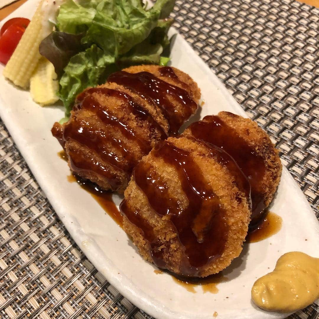 栗田善太郎さんのインスタグラム写真 - (栗田善太郎Instagram)「春到来を感じる日の生放送終了後、電気ビル共創館にある博多炉端飯 恵比寿九じらへ。 丸々1個のアワビがバターで焼かれる、アワビ踊り喰いはなんと！680円！！ 採算度外視！ 盛り上がり必至！ 活きアワビステーキなのです！！ 更に阿部店長お勧めの とろけるレバー！580円！！ 新鮮な鳥肝を低温調理してあります！ 綺麗な色！良い香り！ プリッと食感に後味は甘さ迄感じます！ これには常圧蒸留のいいちこ深薫がとても合います！！ 博多ゴマサバや 雲仙ハムカツなど、 九州の旨いものも揃っていて、杯が止まらず、、 なんとも幸せな春の夜。 店頭では買えない、いいちこ深薫のボトルキープがありますので、是非飲みに行ってみて下さい！  博多炉端飯 恵比寿九じら 福岡市中央区渡辺通り  #ちこリレー #いいちこボトルリレー #旨酒美食探訪 #藤田可菜 #栗田善太郎 #いいちこ #iichiko #下町のナポレオン  #深薫 #日田全麹 #西の星 #麦焼酎 #ソワニエ #三和酒類  #アワビ #福岡市 #中央区 #ゴマサバ #ハムカツ」3月22日 8時55分 - kurizen01