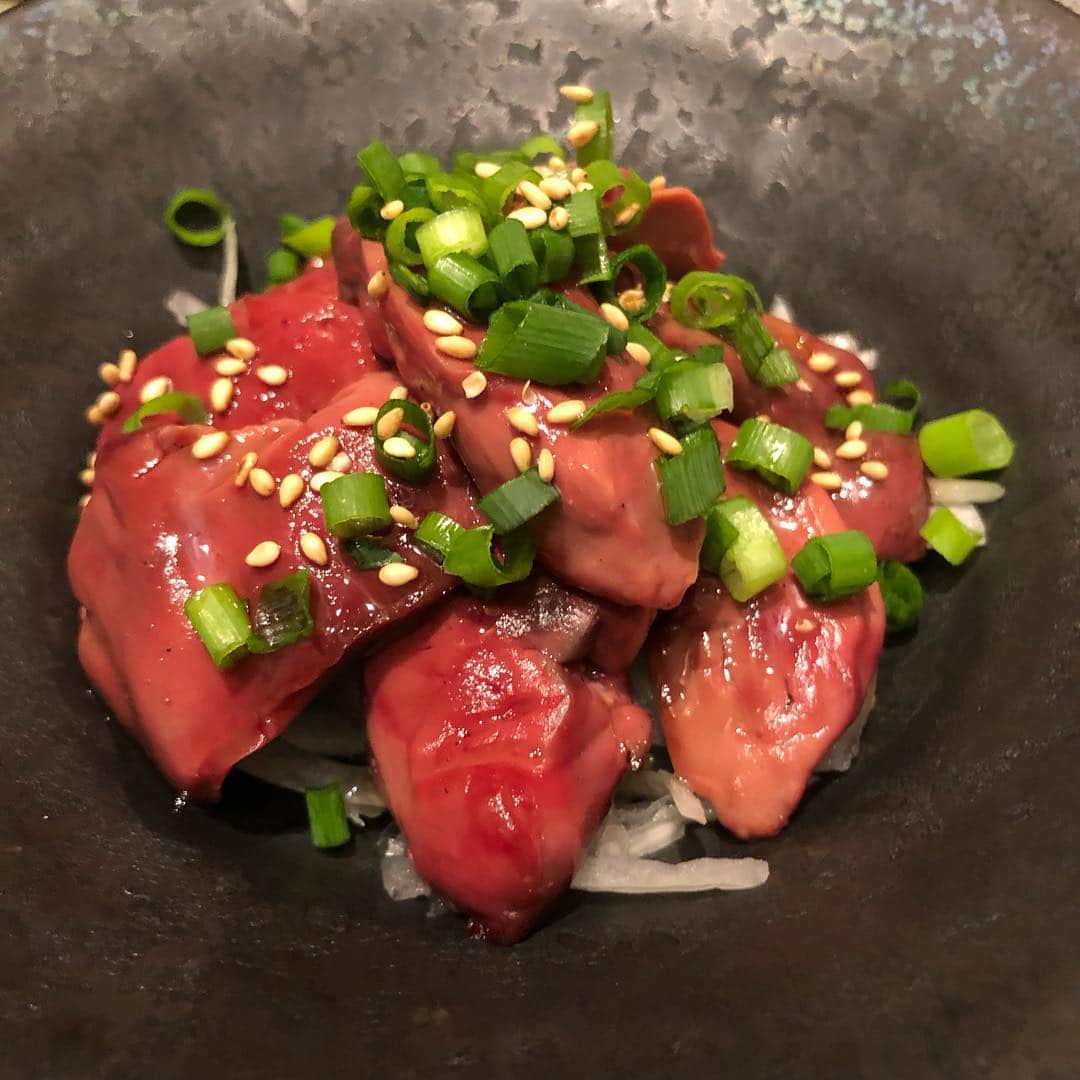 栗田善太郎さんのインスタグラム写真 - (栗田善太郎Instagram)「春到来を感じる日の生放送終了後、電気ビル共創館にある博多炉端飯 恵比寿九じらへ。 丸々1個のアワビがバターで焼かれる、アワビ踊り喰いはなんと！680円！！ 採算度外視！ 盛り上がり必至！ 活きアワビステーキなのです！！ 更に阿部店長お勧めの とろけるレバー！580円！！ 新鮮な鳥肝を低温調理してあります！ 綺麗な色！良い香り！ プリッと食感に後味は甘さ迄感じます！ これには常圧蒸留のいいちこ深薫がとても合います！！ 博多ゴマサバや 雲仙ハムカツなど、 九州の旨いものも揃っていて、杯が止まらず、、 なんとも幸せな春の夜。 店頭では買えない、いいちこ深薫のボトルキープがありますので、是非飲みに行ってみて下さい！  博多炉端飯 恵比寿九じら 福岡市中央区渡辺通り  #ちこリレー #いいちこボトルリレー #旨酒美食探訪 #藤田可菜 #栗田善太郎 #いいちこ #iichiko #下町のナポレオン  #深薫 #日田全麹 #西の星 #麦焼酎 #ソワニエ #三和酒類  #アワビ #福岡市 #中央区 #ゴマサバ #ハムカツ」3月22日 8時55分 - kurizen01