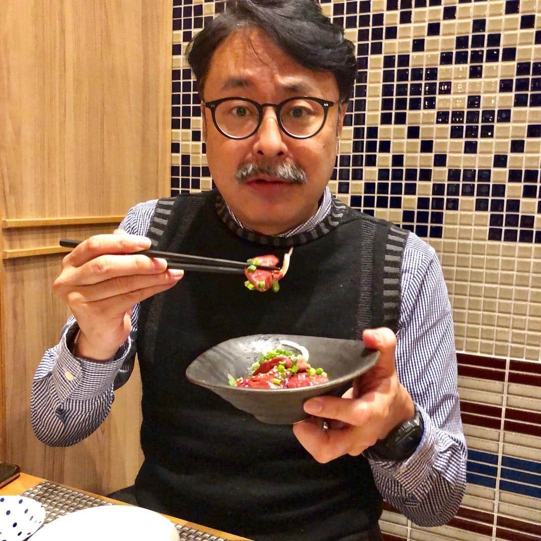 栗田善太郎さんのインスタグラム写真 - (栗田善太郎Instagram)「春到来を感じる日の生放送終了後、電気ビル共創館にある博多炉端飯 恵比寿九じらへ。 丸々1個のアワビがバターで焼かれる、アワビ踊り喰いはなんと！680円！！ 採算度外視！ 盛り上がり必至！ 活きアワビステーキなのです！！ 更に阿部店長お勧めの とろけるレバー！580円！！ 新鮮な鳥肝を低温調理してあります！ 綺麗な色！良い香り！ プリッと食感に後味は甘さ迄感じます！ これには常圧蒸留のいいちこ深薫がとても合います！！ 博多ゴマサバや 雲仙ハムカツなど、 九州の旨いものも揃っていて、杯が止まらず、、 なんとも幸せな春の夜。 店頭では買えない、いいちこ深薫のボトルキープがありますので、是非飲みに行ってみて下さい！  博多炉端飯 恵比寿九じら 福岡市中央区渡辺通り  #ちこリレー #いいちこボトルリレー #旨酒美食探訪 #藤田可菜 #栗田善太郎 #いいちこ #iichiko #下町のナポレオン  #深薫 #日田全麹 #西の星 #麦焼酎 #ソワニエ #三和酒類  #アワビ #福岡市 #中央区 #ゴマサバ #ハムカツ」3月22日 8時55分 - kurizen01
