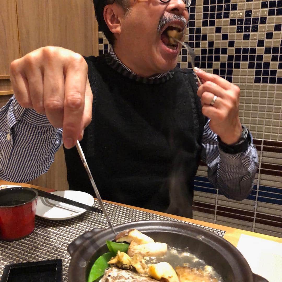 栗田善太郎さんのインスタグラム写真 - (栗田善太郎Instagram)「春到来を感じる日の生放送終了後、電気ビル共創館にある博多炉端飯 恵比寿九じらへ。 丸々1個のアワビがバターで焼かれる、アワビ踊り喰いはなんと！680円！！ 採算度外視！ 盛り上がり必至！ 活きアワビステーキなのです！！ 更に阿部店長お勧めの とろけるレバー！580円！！ 新鮮な鳥肝を低温調理してあります！ 綺麗な色！良い香り！ プリッと食感に後味は甘さ迄感じます！ これには常圧蒸留のいいちこ深薫がとても合います！！ 博多ゴマサバや 雲仙ハムカツなど、 九州の旨いものも揃っていて、杯が止まらず、、 なんとも幸せな春の夜。 店頭では買えない、いいちこ深薫のボトルキープがありますので、是非飲みに行ってみて下さい！  博多炉端飯 恵比寿九じら 福岡市中央区渡辺通り  #ちこリレー #いいちこボトルリレー #旨酒美食探訪 #藤田可菜 #栗田善太郎 #いいちこ #iichiko #下町のナポレオン  #深薫 #日田全麹 #西の星 #麦焼酎 #ソワニエ #三和酒類  #アワビ #福岡市 #中央区 #ゴマサバ #ハムカツ」3月22日 8時55分 - kurizen01