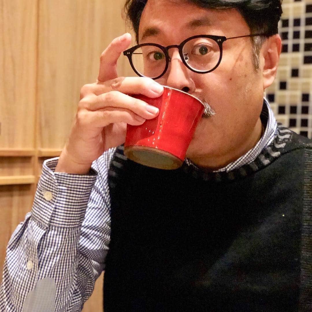 栗田善太郎さんのインスタグラム写真 - (栗田善太郎Instagram)「春到来を感じる日の生放送終了後、電気ビル共創館にある博多炉端飯 恵比寿九じらへ。 丸々1個のアワビがバターで焼かれる、アワビ踊り喰いはなんと！680円！！ 採算度外視！ 盛り上がり必至！ 活きアワビステーキなのです！！ 更に阿部店長お勧めの とろけるレバー！580円！！ 新鮮な鳥肝を低温調理してあります！ 綺麗な色！良い香り！ プリッと食感に後味は甘さ迄感じます！ これには常圧蒸留のいいちこ深薫がとても合います！！ 博多ゴマサバや 雲仙ハムカツなど、 九州の旨いものも揃っていて、杯が止まらず、、 なんとも幸せな春の夜。 店頭では買えない、いいちこ深薫のボトルキープがありますので、是非飲みに行ってみて下さい！  博多炉端飯 恵比寿九じら 福岡市中央区渡辺通り  #ちこリレー #いいちこボトルリレー #旨酒美食探訪 #藤田可菜 #栗田善太郎 #いいちこ #iichiko #下町のナポレオン  #深薫 #日田全麹 #西の星 #麦焼酎 #ソワニエ #三和酒類  #アワビ #福岡市 #中央区 #ゴマサバ #ハムカツ」3月22日 8時55分 - kurizen01