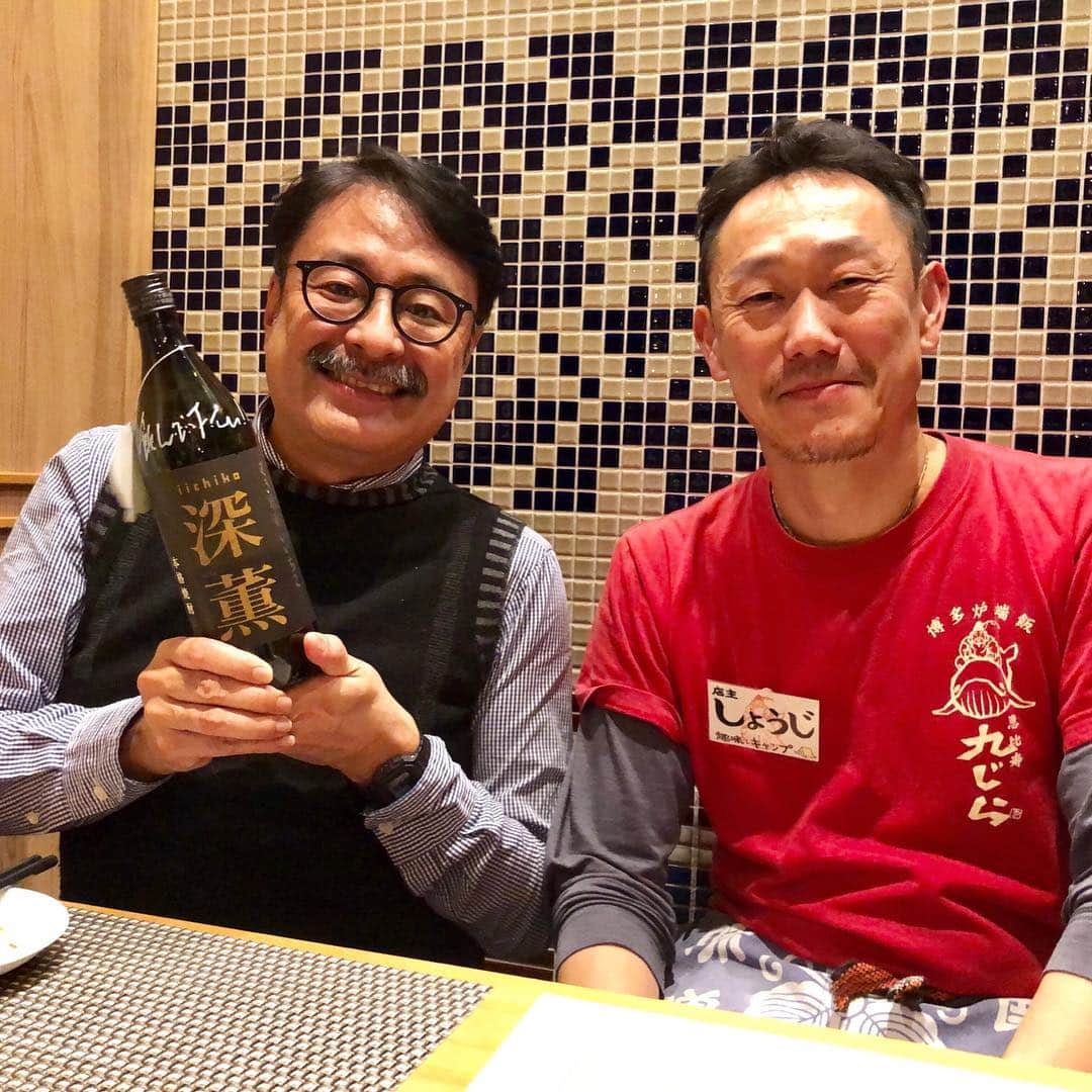 栗田善太郎さんのインスタグラム写真 - (栗田善太郎Instagram)「春到来を感じる日の生放送終了後、電気ビル共創館にある博多炉端飯 恵比寿九じらへ。 丸々1個のアワビがバターで焼かれる、アワビ踊り喰いはなんと！680円！！ 採算度外視！ 盛り上がり必至！ 活きアワビステーキなのです！！ 更に阿部店長お勧めの とろけるレバー！580円！！ 新鮮な鳥肝を低温調理してあります！ 綺麗な色！良い香り！ プリッと食感に後味は甘さ迄感じます！ これには常圧蒸留のいいちこ深薫がとても合います！！ 博多ゴマサバや 雲仙ハムカツなど、 九州の旨いものも揃っていて、杯が止まらず、、 なんとも幸せな春の夜。 店頭では買えない、いいちこ深薫のボトルキープがありますので、是非飲みに行ってみて下さい！  博多炉端飯 恵比寿九じら 福岡市中央区渡辺通り  #ちこリレー #いいちこボトルリレー #旨酒美食探訪 #藤田可菜 #栗田善太郎 #いいちこ #iichiko #下町のナポレオン  #深薫 #日田全麹 #西の星 #麦焼酎 #ソワニエ #三和酒類  #アワビ #福岡市 #中央区 #ゴマサバ #ハムカツ」3月22日 8時55分 - kurizen01