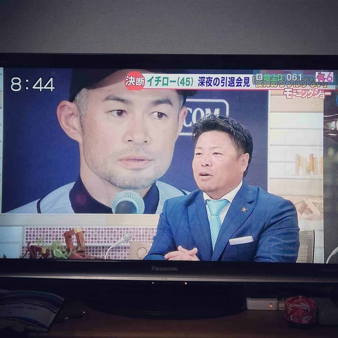 松本隆博のインスタグラム：「。 イチロー引退(´;ㅿ;｀)。 ほんと沢山の感動を有難う。 今まであれだけいとも簡単 に打ってたヒット、打つ事 が当たり前なんだとまで 思ってたヒットがこんなに も難しいものなのか？ を知ったここ数日。 改めて凄い人なんだと思う。 イチローさんに僕を絡めて 恐縮だけど、イチローさん 引退の45歳。僕は45歳 まで社会人、経営者をやり そして全てを辞めて今、 シンガーソングライター やってます。だから！！ 人間思いたてば何処からでも なんでも出来る！ イチローさんのこれからの 人生に幸あれ。  僕も人様に感動を伝えるの が難しくなったり出来なく なったと確信した時には 現役引退します、そっと 黙って引退します、それが 俺らしい^^;。 まーあと25年はやるけど。」