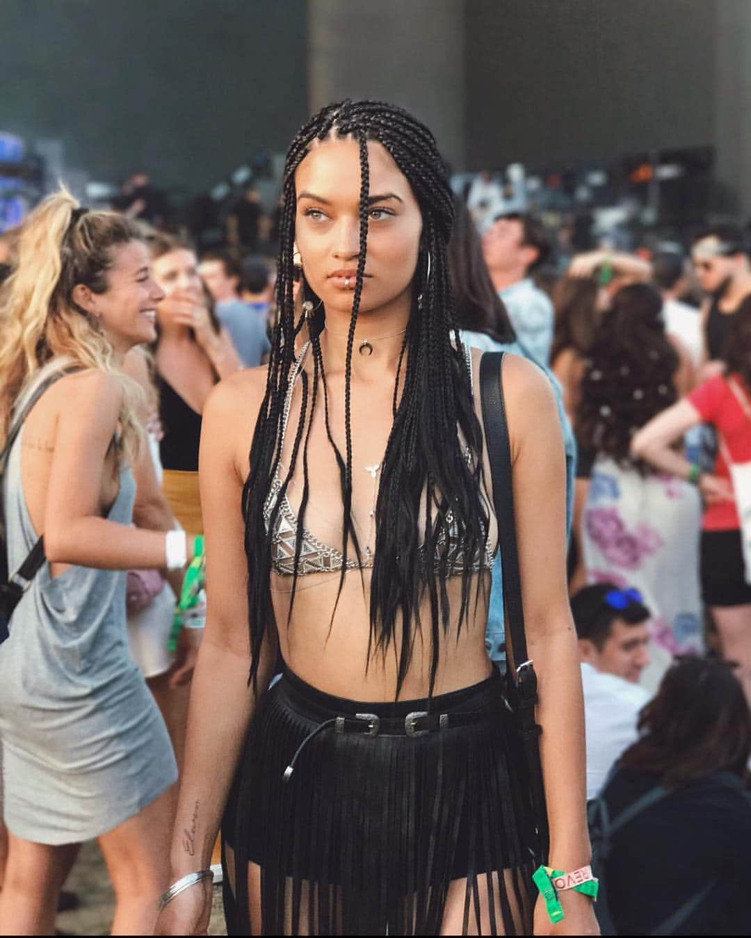 シャニーナ・シャイクのインスタグラム：「Favourite time of the year ... festival season !!!!!! 🌻🤘🏽🧡☮️🎸」