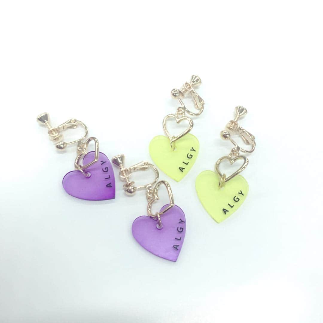 ALGY 【alternative + girly ＝ ALGY 】さんのインスタグラム写真 - (ALGY 【alternative + girly ＝ ALGY 】Instagram)「. 🌈アクセ🌈 . 新作アクセが入荷したよ🦄 オーロラとネオン夏にぴったりだよ🌈 ☆イヤリング ¥800+税 ☆ヘアゴム ¥500+税 . #ALGY#アルジー#夏#アクセサリー みんなどれが好き-👀?」3月22日 8時58分 - algy_official