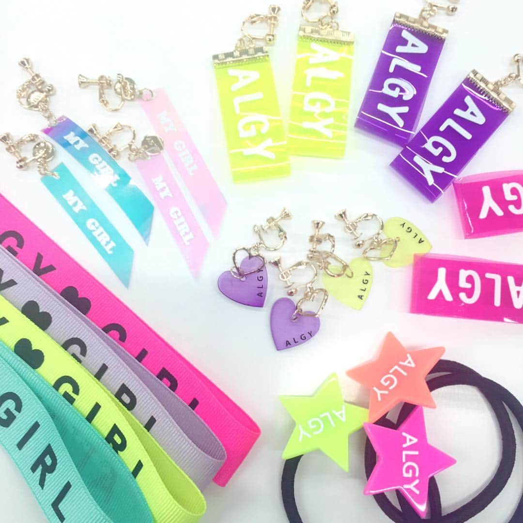 ALGY 【alternative + girly ＝ ALGY 】さんのインスタグラム写真 - (ALGY 【alternative + girly ＝ ALGY 】Instagram)「. 🌈アクセ🌈 . 新作アクセが入荷したよ🦄 オーロラとネオン夏にぴったりだよ🌈 ☆イヤリング ¥800+税 ☆ヘアゴム ¥500+税 . #ALGY#アルジー#夏#アクセサリー みんなどれが好き-👀?」3月22日 8時58分 - algy_official