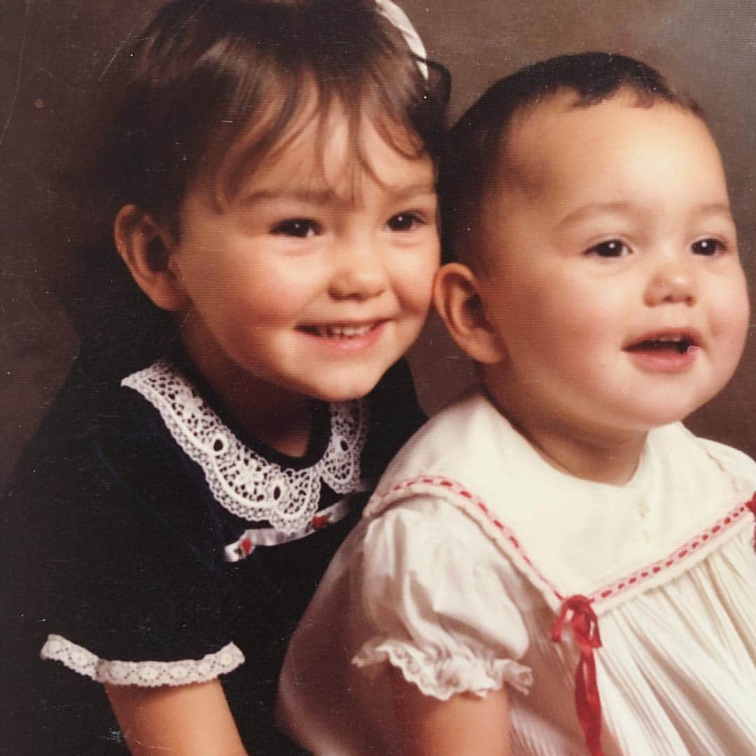 カンディー・ジョンソンさんのインスタグラム写真 - (カンディー・ジョンソンInstagram)「1. I’m on the left  2. My bangs were supposed to look like that😂 3. So were @tiffanycmyers, on the right😂 #tbt #sisters I’m the #BigSister #hair #game #strong」3月22日 9時03分 - kandeejohnson