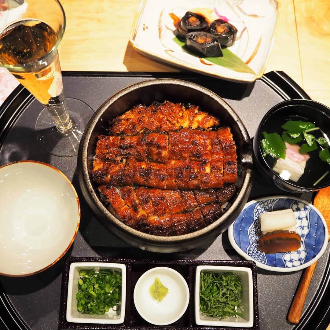 のインスタグラム：「今日東京ミッドタウンにオープンする【まるや本店】。 プレオープンイベントにご招待いただきました。  名古屋にたくさんお店があるのですが、東京には初出店です。  高級感のある店内で、ランチから贅沢に「特上ひつまぶし」を堪能。 外はカリっと中はふっくらとしたうなぎで 口に入れると香ばしさが広がりました。  １杯目はそのままいただきましたが、2杯目は薬味を入れて 3杯目はだしを入れてと味を変えながら楽しむことができます。  東京ではうなぎのお店は行くのですが、ひつまぶしのお店はなかなか無いので 名古屋のひつまぶしってこんなにおいしいのかと感動！ ひつまぶしと言っても、贅沢にうなぎを使っているので大満足。  個室や半個室もあるので、ビジネスや子連れでも利用しやすいお店です。 また家族で行ってみたいと思います。  #まるや六本木 #まるやミッドタウン #まるや本店 #ひつまぶし #東京ミッドタウン #東京ひつまぶし #六本木ひつまぶし #名古屋飯 #roppongi #tokyo #unagi #hitsumabushi」