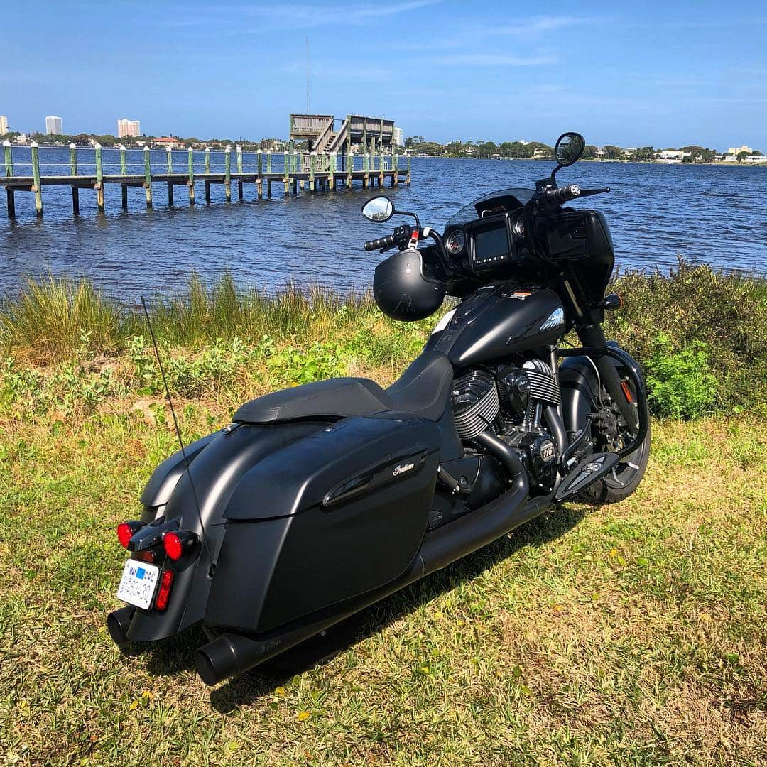 ケアリー・ハートさんのインスタグラム写真 - (ケアリー・ハートInstagram)「#TBT to ripping the @indianmotorcycle #Chieftain around Daytona bike week 👍. Found some great back roads on this trip.」3月22日 9時05分 - hartluck