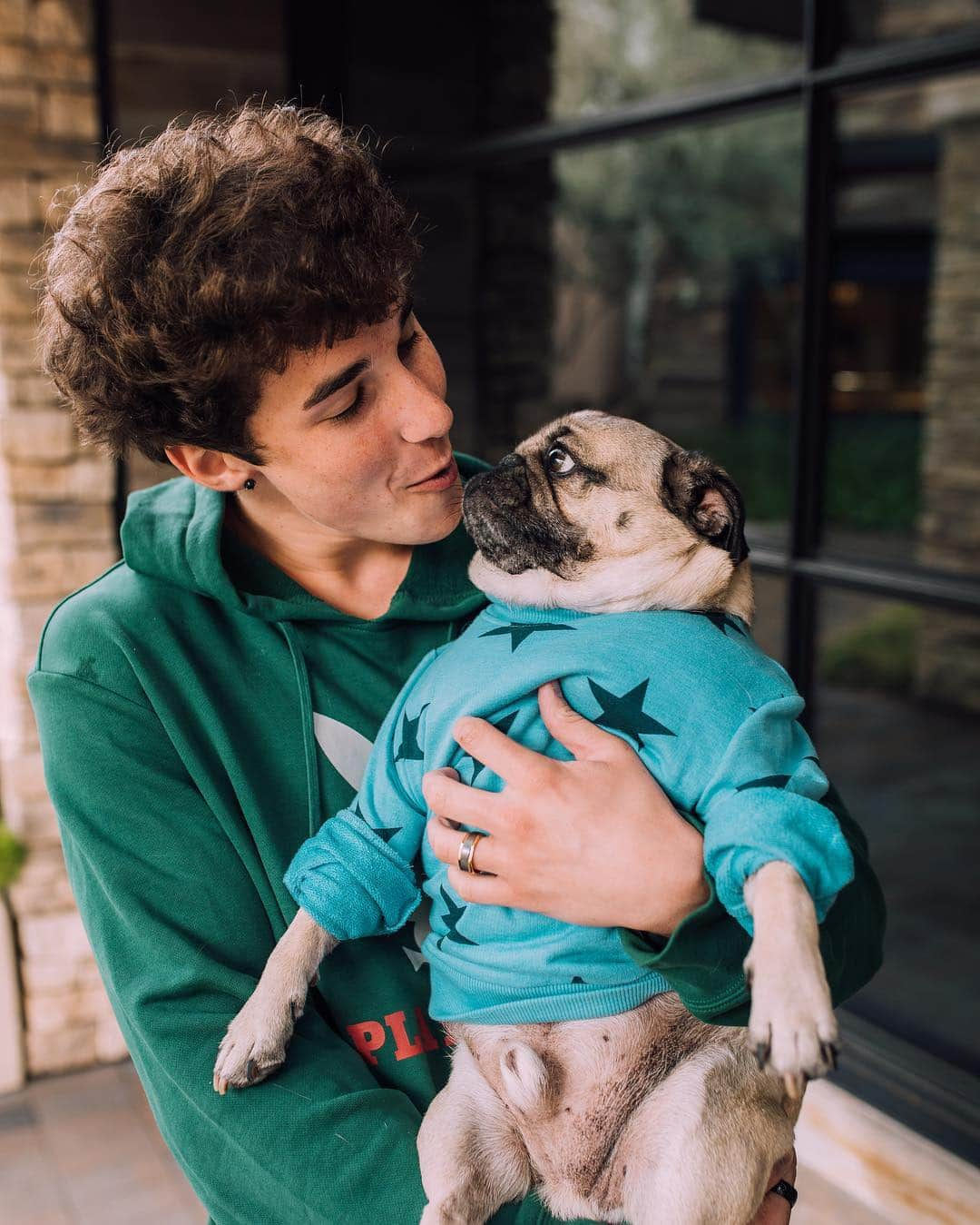 itsdougthepugさんのインスタグラム写真 - (itsdougthepugInstagram)「“I love u bro” -Doug • w/ @hunterrowland」3月22日 9時21分 - itsdougthepug