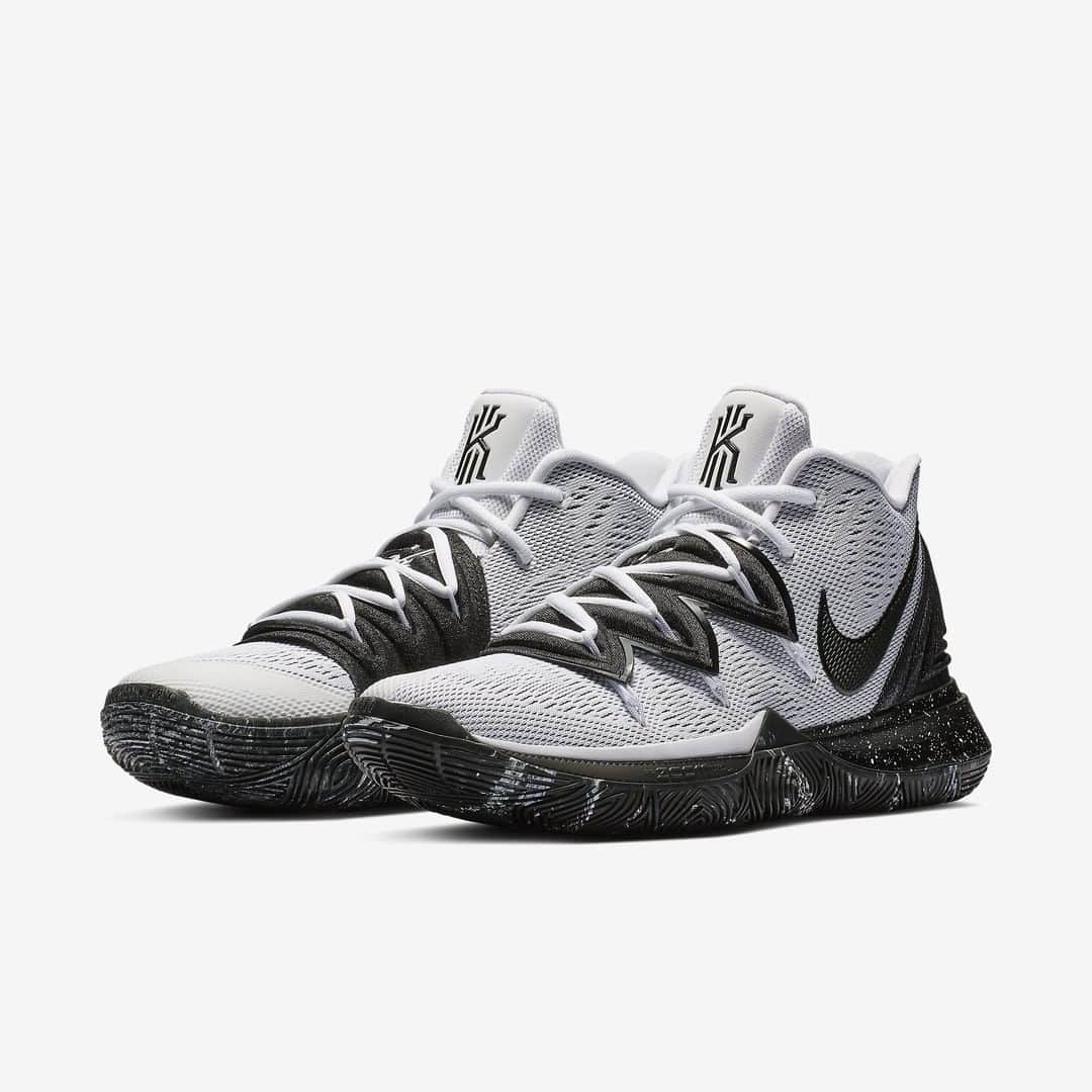 Foot Lockerさんのインスタグラム写真 - (Foot LockerInstagram)「⚪️⚫️ #Nike Kyrie 5 'White/Black' Launching 3/22, In-Store and Online」3月22日 9時19分 - footlocker