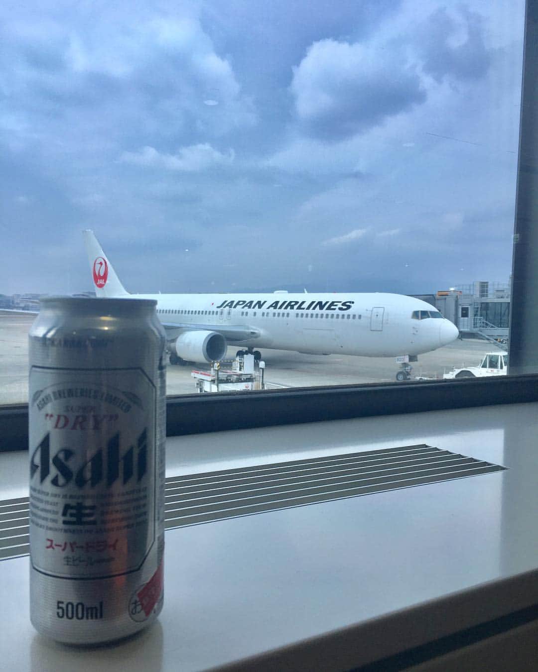 のインスタグラム：「結局、ほぼ徹夜なので ドーピングせざるを得ないのであります🍺 朝まで音作りしてました🎸  明日の夢チカLIVE@札幌KRAPS HALLは Hughes&Kettner GrandMeister36と Eventide PitchFactorのシステムで挑みやす!! 寿司食いてぇー🍣」
