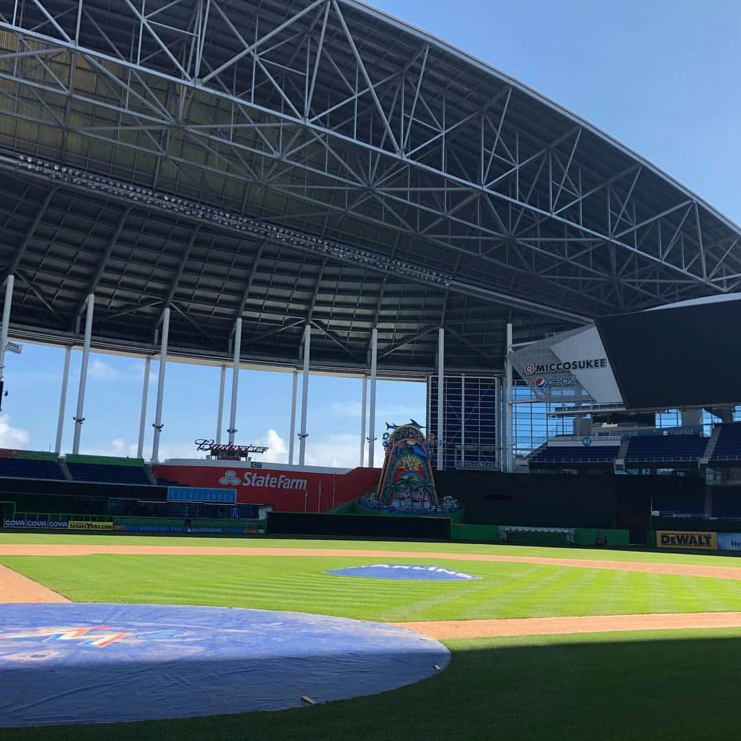 梵英心さんのインスタグラム写真 - (梵英心Instagram)「I have always been influenced from the beginning of baseball. It is sad to lose what you were able to see on TV as you would expect.  I bought a bat of the same shape, and also bought a grab of the same shape.  I will be influenced by that person from now on.」3月22日 9時22分 - eishin_soyogi