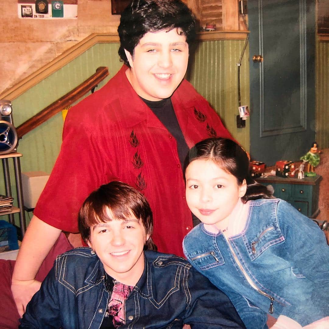 ミランダ・コスグローヴのインスタグラム：「Good old days with the boobs 🤣 #throwbackthursday」