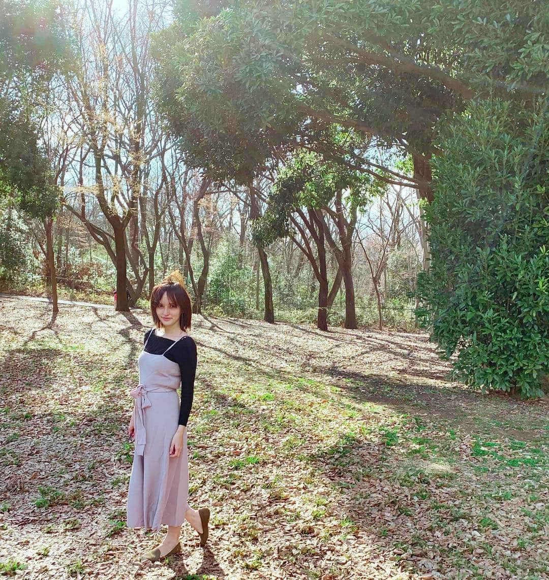 のインスタグラム：「休日の#ootd 👗  トップス @fifth_store  #ニットオールインワン @tittyandco_com  シューズ @gu_global  暖かくなりましたねー！ #小金井公園 は#子供の遊び場 が沢山ありました〜🤗 #桜 は残念ながらまだ咲いてませんでした！ 来週くらいなのかな？  #春服 #cherryblossom #桜祭り #springfashion #無料スポット #ニットパンツ #ニットパンツコーデ #森 #タイトニット #コーディネート #coordinate #ママコーデ #fifth #tittyandco #プチプラコーデ #160cm #160センチコーデ」