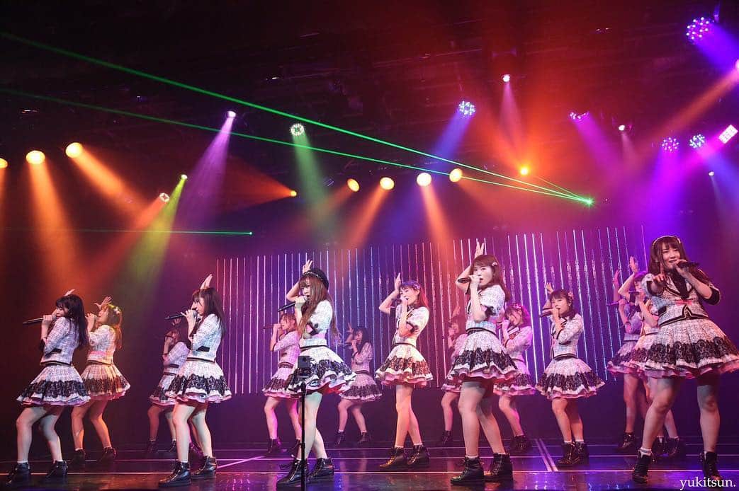 久代梨奈さんのインスタグラム写真 - (久代梨奈Instagram)「今日は誰かのために公演です♪ ゲネプロの時にゆきつんが撮ってくれた写真(^^) #床の間正座 最前で堂々と振りを間違えているのは誰ですかね？？？(1番右) #渋谷チームM #ゆきつんカメラ #ありがとう 💗」3月22日 9時38分 - rina.kushiro_official