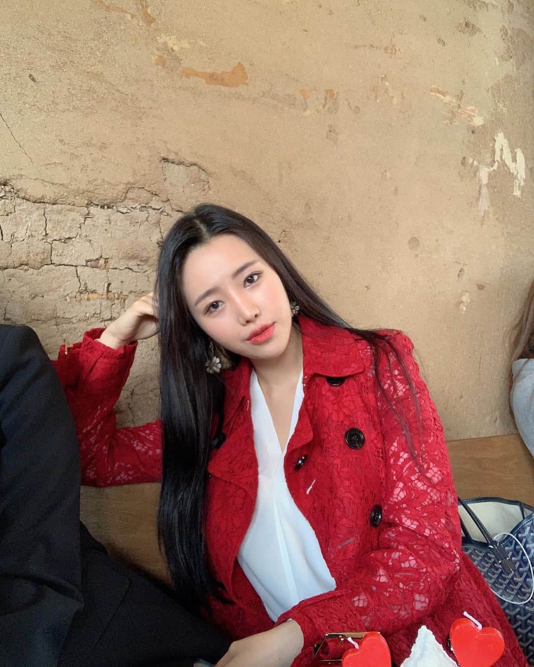 ジユルさんのインスタグラム写真 - (ジユルInstagram)「아직 봄을 입기엔 너무 추웠...🥶 연진이 내 개인 사진사 안되나요  @yunjinpet  #Burberry」3月22日 9時44分 - jiyul_7