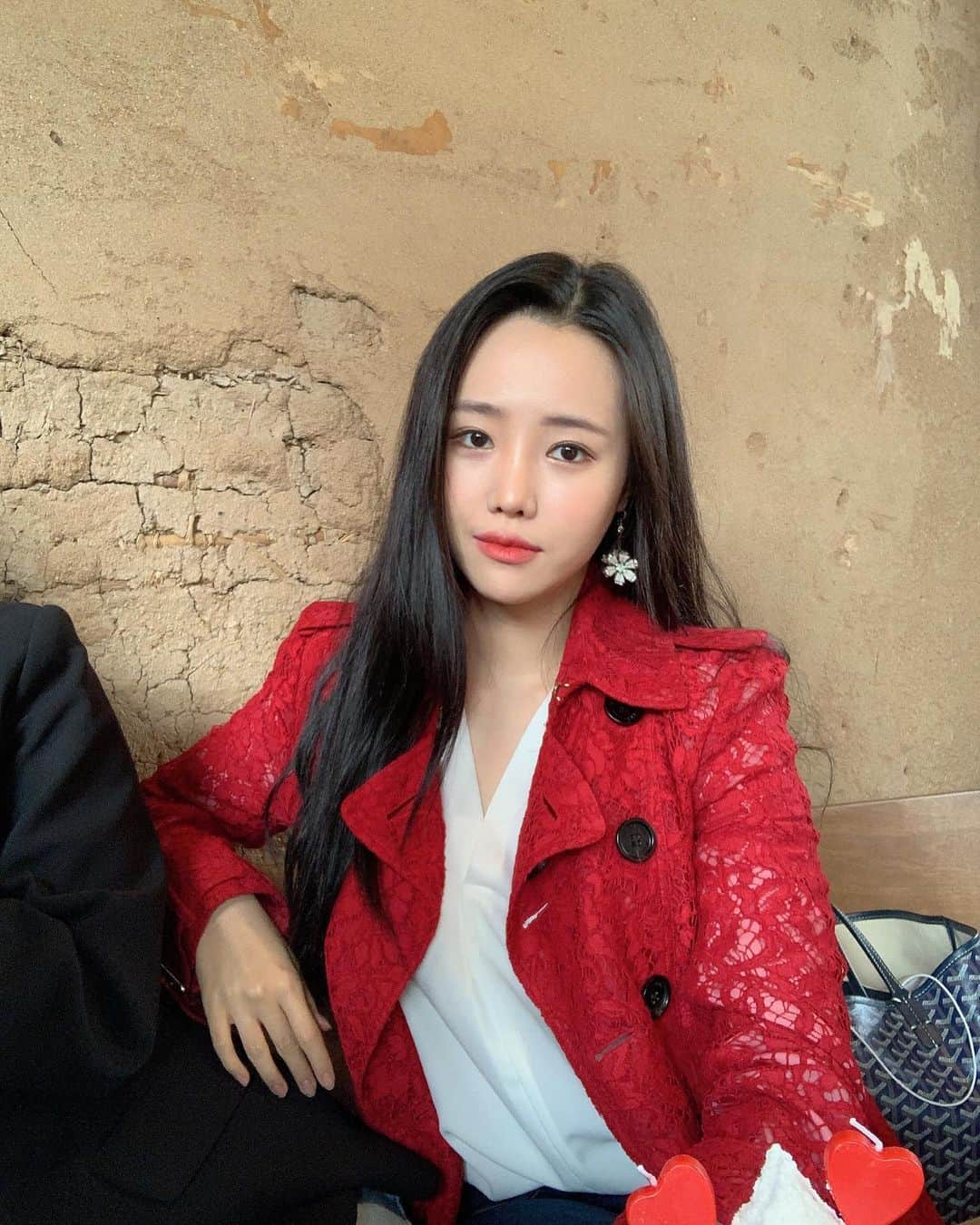 ジユルさんのインスタグラム写真 - (ジユルInstagram)「아직 봄을 입기엔 너무 추웠...🥶 연진이 내 개인 사진사 안되나요  @yunjinpet  #Burberry」3月22日 9時44分 - jiyul_7