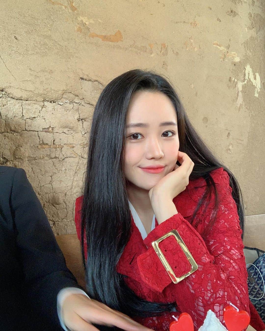 ジユルさんのインスタグラム写真 - (ジユルInstagram)「아직 봄을 입기엔 너무 추웠...🥶 연진이 내 개인 사진사 안되나요  @yunjinpet  #Burberry」3月22日 9時44分 - jiyul_7
