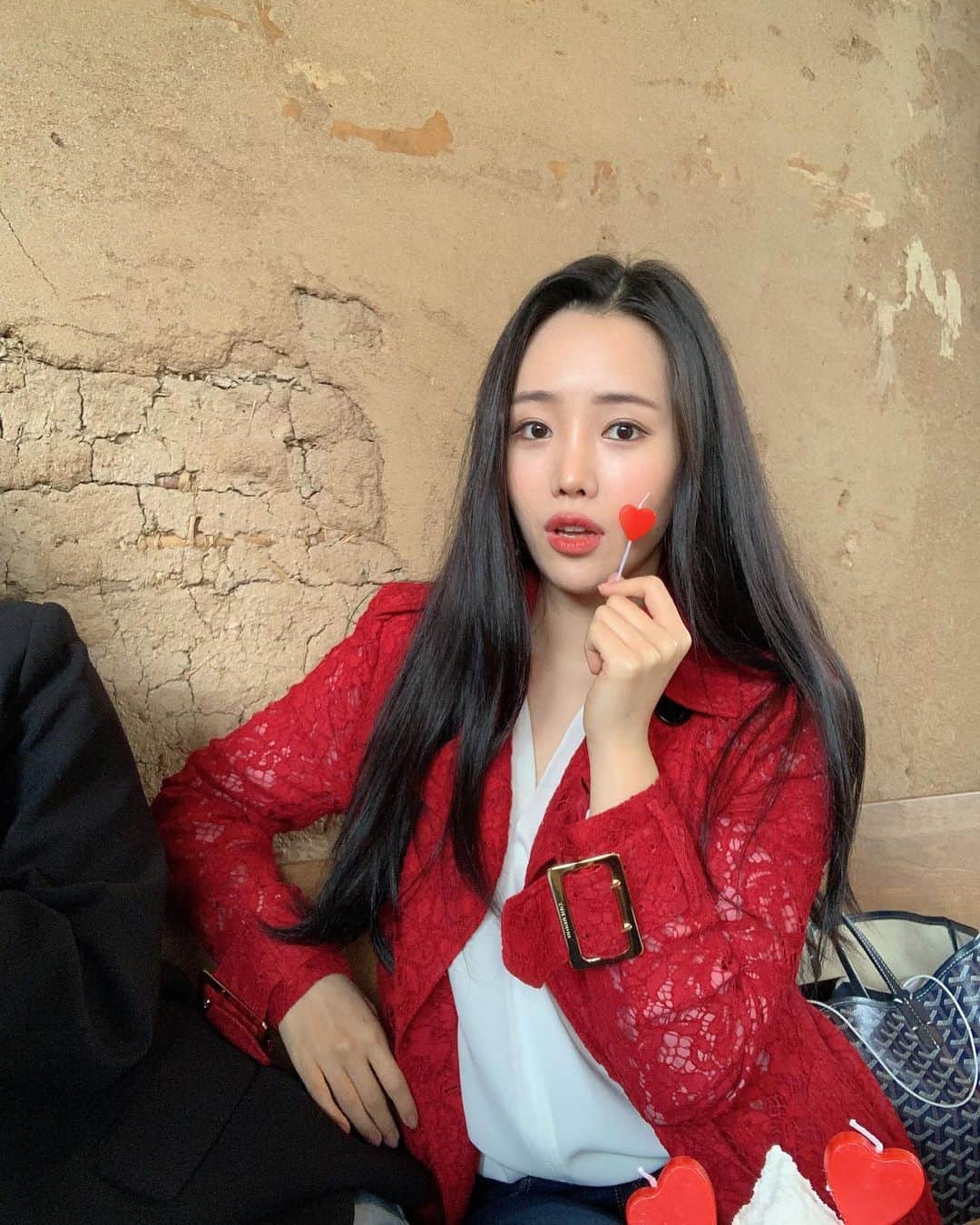ジユルさんのインスタグラム写真 - (ジユルInstagram)「아직 봄을 입기엔 너무 추웠...🥶 연진이 내 개인 사진사 안되나요  @yunjinpet  #Burberry」3月22日 9時44分 - jiyul_7