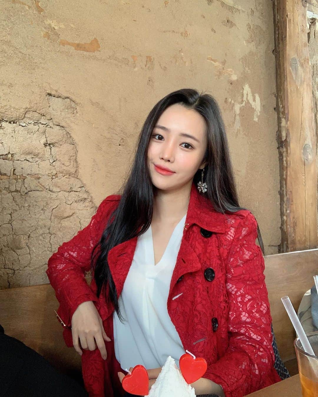 ジユルさんのインスタグラム写真 - (ジユルInstagram)「아직 봄을 입기엔 너무 추웠...🥶 연진이 내 개인 사진사 안되나요  @yunjinpet  #Burberry」3月22日 9時44分 - jiyul_7