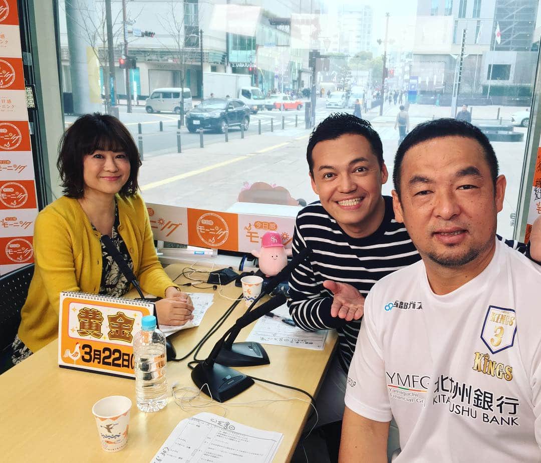 三好ジェームスのインスタグラム：「今日感モーニング！ 松中さんにきてもらいました！  このあと、9:55から放送！  イチロー選手の引退についてやホークスの話題、そして松中さん注目のハンドボールの話も！  #松中信彦#今日感モーニング#イチロー 選手#野球#ホークス#ハンドボール#三冠王#ハンドボールを語る！」