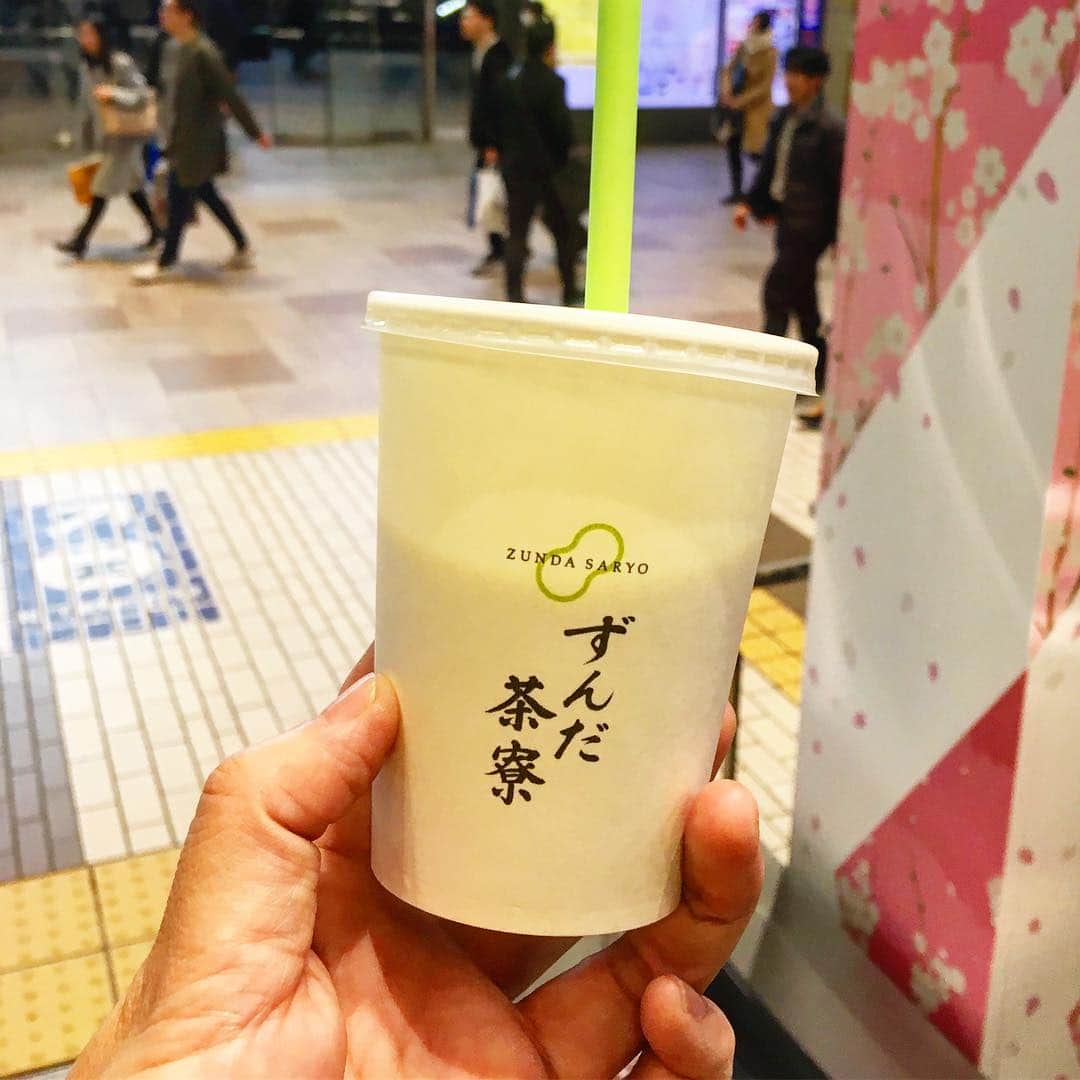 伊藤三巳華のインスタグラム：「行きの仙台、帰りの仙台で買うもの。 #ずんだシェイク なぜこんなに美味しいんだ！ #仙台グルメ #仙台」