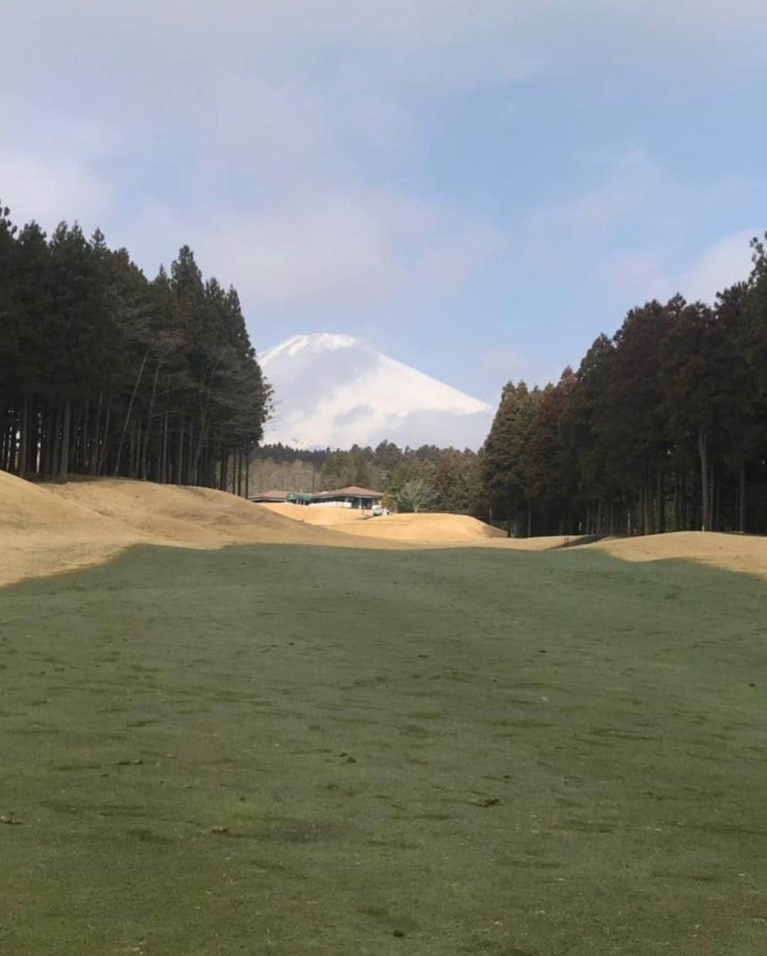 野田すみれさんのインスタグラム写真 - (野田すみれInstagram)「. 今日は太平洋クラブ⛳️ 最新のパターで🏌️‍♀️ 天気良くて最高！！ 富士山絶景🗻 . . #太平洋クラブ御殿場ウエスト」3月22日 9時56分 - sumire0208