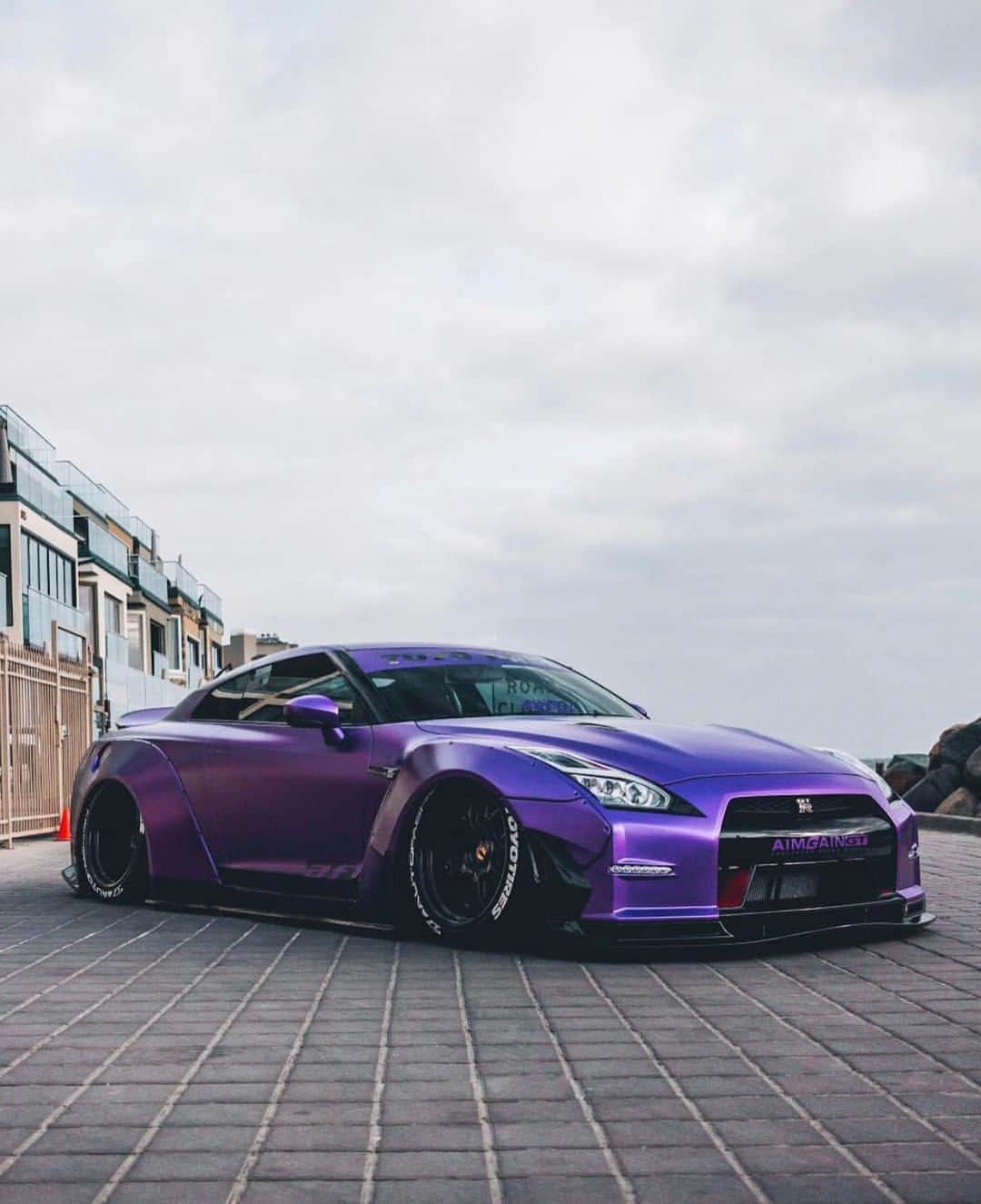 のインスタグラム：「Sweep me off my feet. 😈 #NissanGTR #OMGTR #GTR 📷: @johnnxxts 🚗: @jay_garcia_」