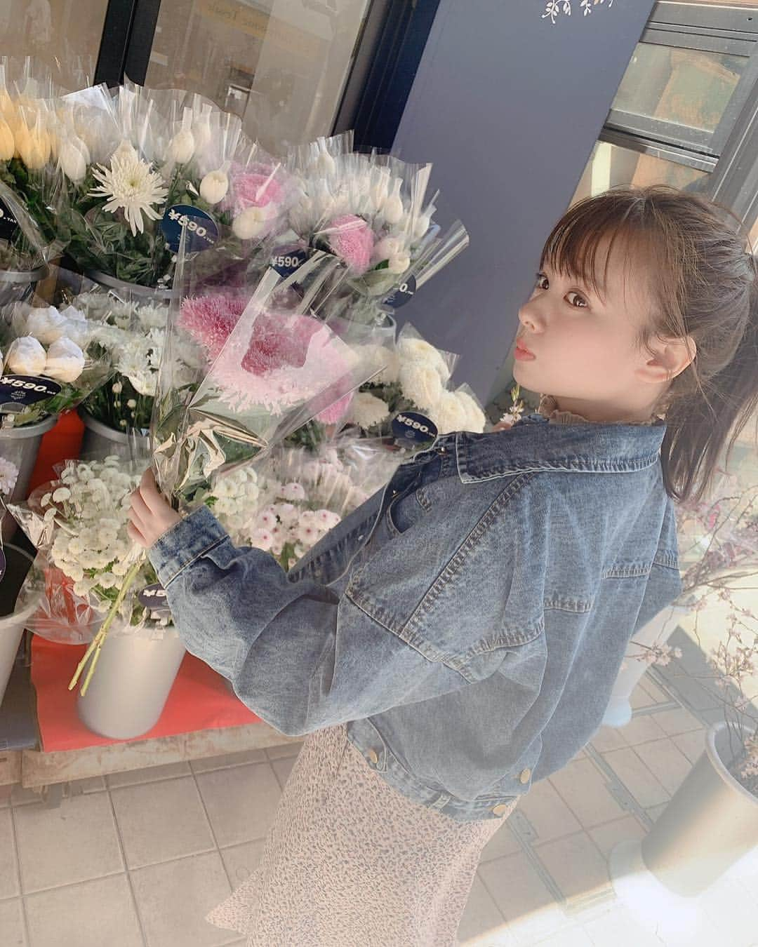 山田菜々さんのインスタグラム写真 - (山田菜々Instagram)「お仕事終わりにお花屋さん寄りました☺️ 今日も一日頑張ろう〜🤭💕」3月22日 10時02分 - tannana.yamada