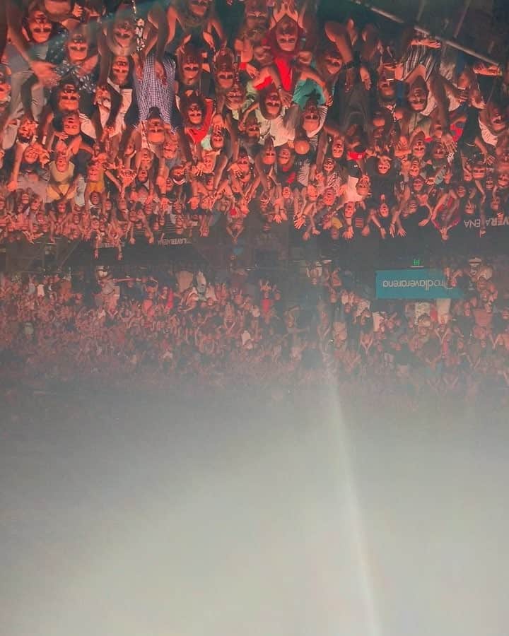 ブライアン・アダムスのインスタグラム：「G’day, it’s great to be back down under! 🙃 #Australia #bryanadamsshinealight」