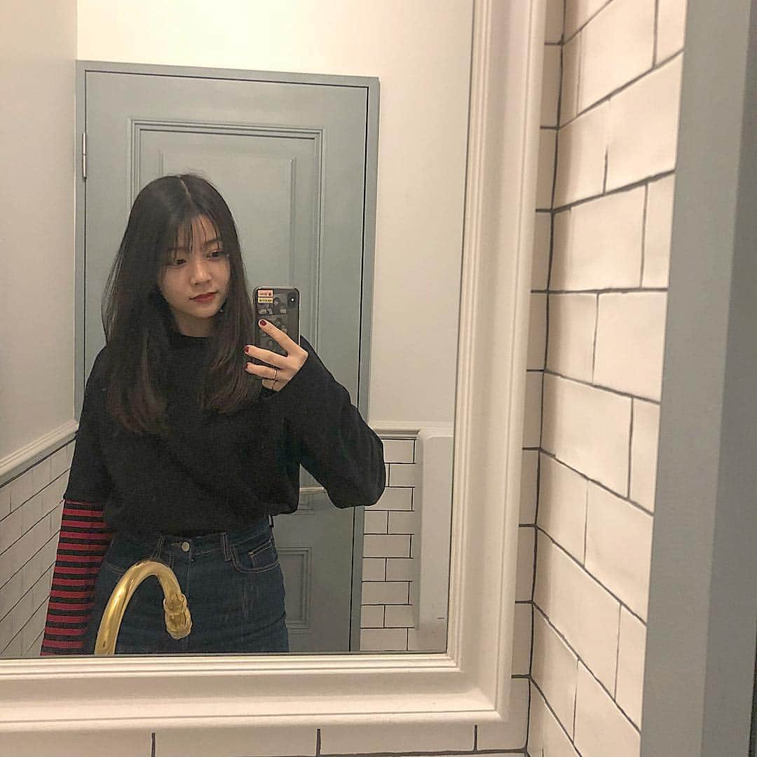 のインスタグラム：「鏡👀👀 . . . #yuisa #selfie #picoftheday #me #korea #japanesegirl #tokyo #makeup #メイク #메이크업#97line #98 #21 #얼짱 #한국 #98년생 #얼스타그램 #mirrorselfie #거울샷 #거울셀카」