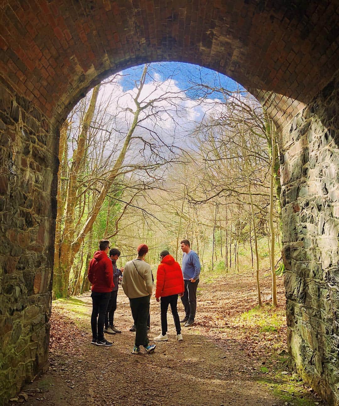 コナー・フランタのインスタグラム：「buncha boys hiking in the woods」