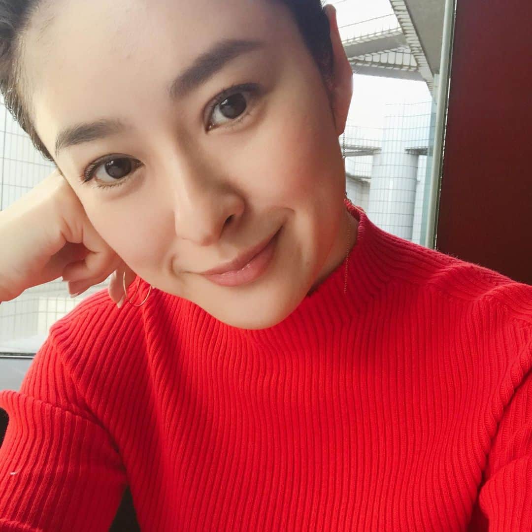 のインスタグラム：「暖かくなったね☺︎ 今年は例年より 私は花粉症が酷くなくて嬉しい が、スギよりヒノキが辛いから これからが怖い😭 目のかゆみ 鼻水 も辛いけど お肌に小さなぶつぶつができたり かゆみがでるのも ほんとストレス😱 春になってうきうきするのに これは毎年の悩みの種 ちなみに 今日のベースメイクは 韓国コスメ AGE 20's エッセンス カバー パクト 何個目？というぐらい リピートしてます✨ #age20 #coreancosmetics #韓国コスメ #base」