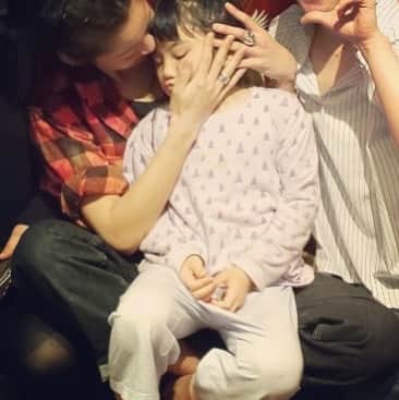 西山茉希さんのインスタグラム写真 - (西山茉希Instagram)「#甘えん坊な5歳と #俺流な2歳と #夜の笑顔が父親に似てきた33歳  昼の笑顔は母親似なのに。。。 #似てるようでみんなちがう #違うようでみんなにてる #遺伝子 #同士  仲良くゆこうぜ。 チビーズよ。  #近すぎず遠すぎず #互いの心地よさを大切にしてこ  我が家の三つ巴スタイル。」3月22日 10時19分 - maki.nshiyama50