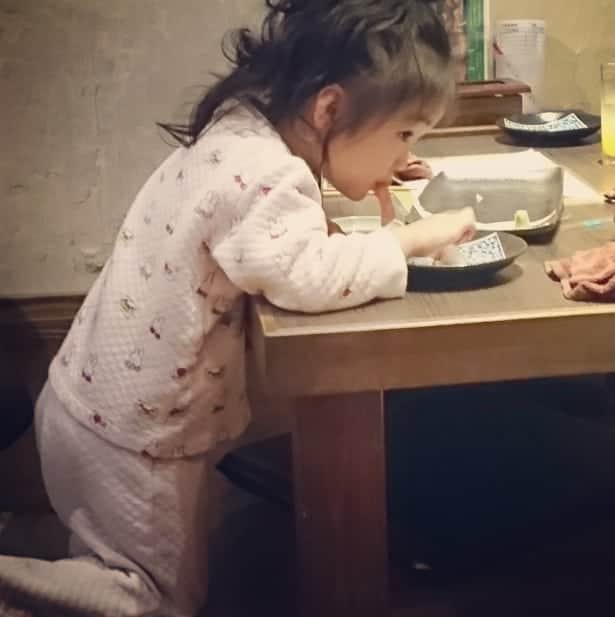 西山茉希さんのインスタグラム写真 - (西山茉希Instagram)「#甘えん坊な5歳と #俺流な2歳と #夜の笑顔が父親に似てきた33歳  昼の笑顔は母親似なのに。。。 #似てるようでみんなちがう #違うようでみんなにてる #遺伝子 #同士  仲良くゆこうぜ。 チビーズよ。  #近すぎず遠すぎず #互いの心地よさを大切にしてこ  我が家の三つ巴スタイル。」3月22日 10時19分 - maki.nshiyama50
