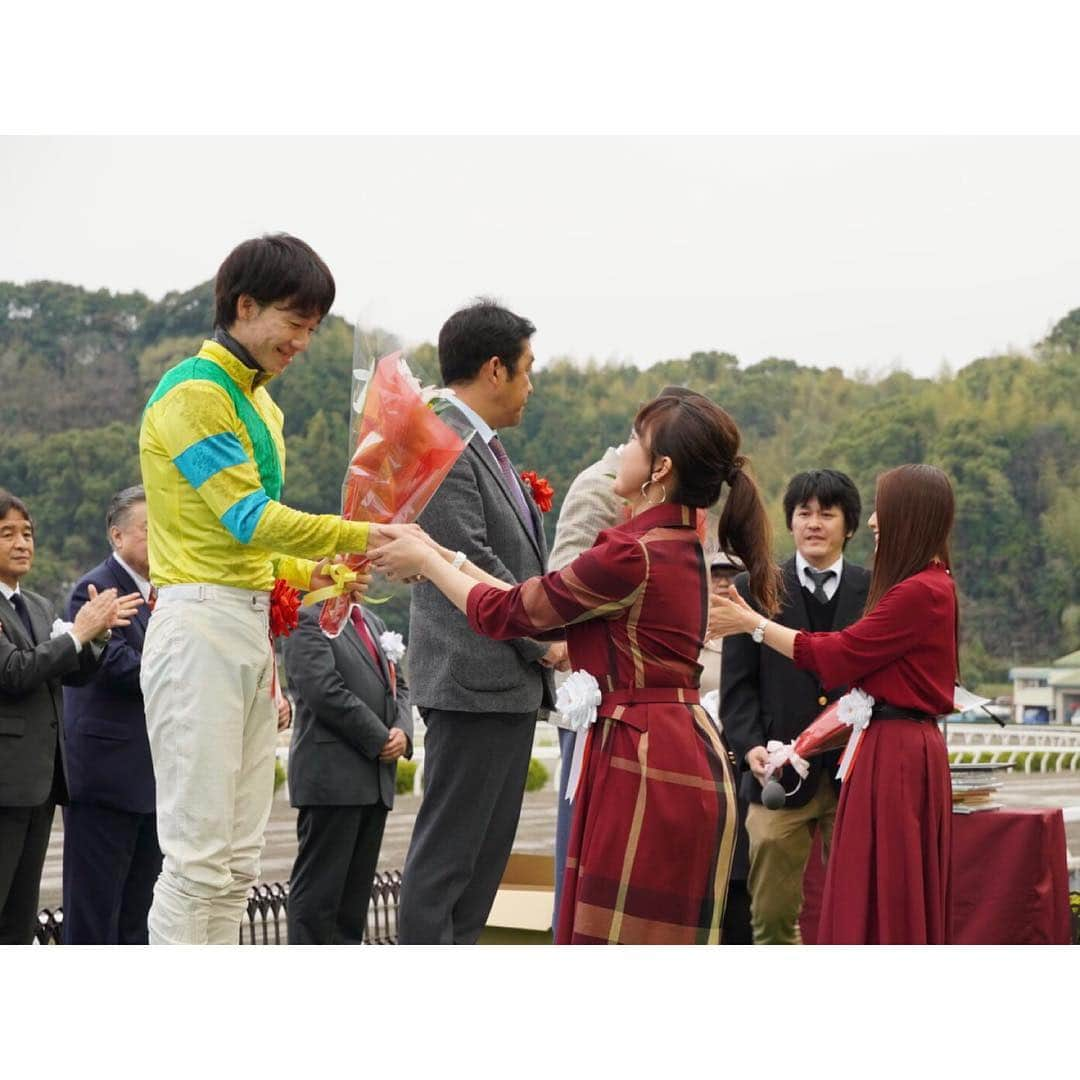 津田麻莉奈さんのインスタグラム写真 - (津田麻莉奈Instagram)「昨日は黒船賞でした🏇💨✨ 予想トークショーに加え、表彰式プレゼンターも務めさせていただきました！ お越し下さった皆さま、 お声がけ下さった皆さま、 ありがとうございまりなるでした ┏○))ﾍﾟｺ ⁑ 予想は ◎サクセスエナジー ○エイシンバランサー 馬券は2軸で買っていたのですが、 1着4着という結果に…。 悔しくてゴール前で悶絶😱 ⁑ Photo  by ©️Akihiko Takedaさま ⁑ #高知競馬 #黒船賞 #地方競馬 #競馬 #高知 #サクセスエナジー  #松山弘平 騎手  #楽天競馬 #ポッ娘 #まりなる #津田麻莉奈」3月22日 10時24分 - tsudamarinal