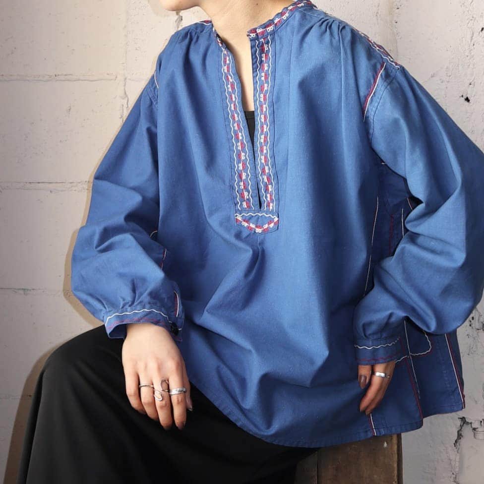 吉祥寺 古着屋 Orfeoのインスタグラム：「Vintage Embroidery Smock  #Orfeo #Kichijoji #Tokyo #vintage #used #fashion #coodinate #outfits  掲載商品のお問い合わせはメールにて承っております。コメント、DMでのお問い合わせは受け付けておりませんのでご了承ください。」