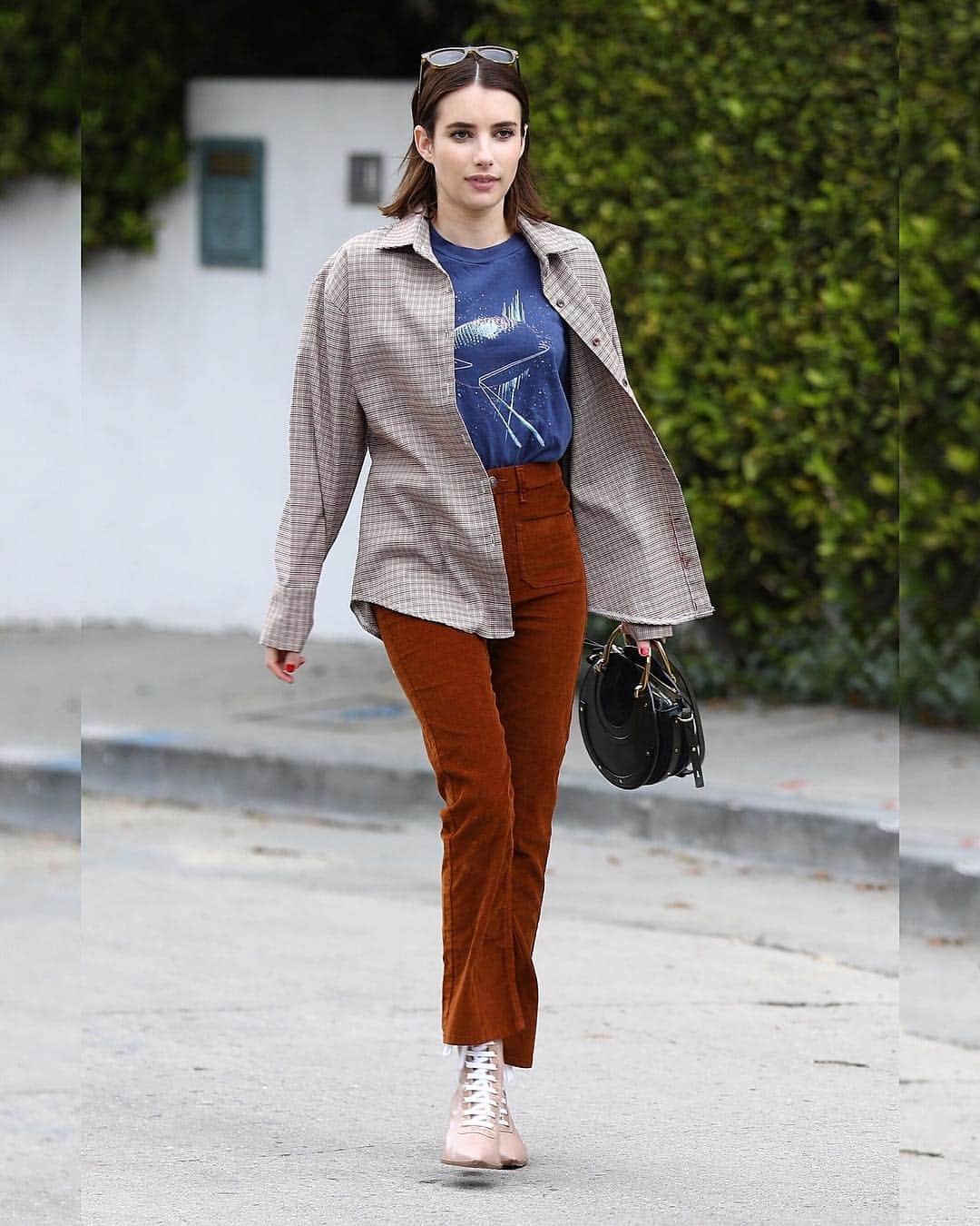 Just Jaredさんのインスタグラム写真 - (Just JaredInstagram)「Emma Roberts steps out to run errands after news of her split from Evan Peters and her new relationship with Garrett Hedlund. Check out more on JustJared.com. #EmmaRoberts Photo: Backgrid」3月22日 10時26分 - justjared