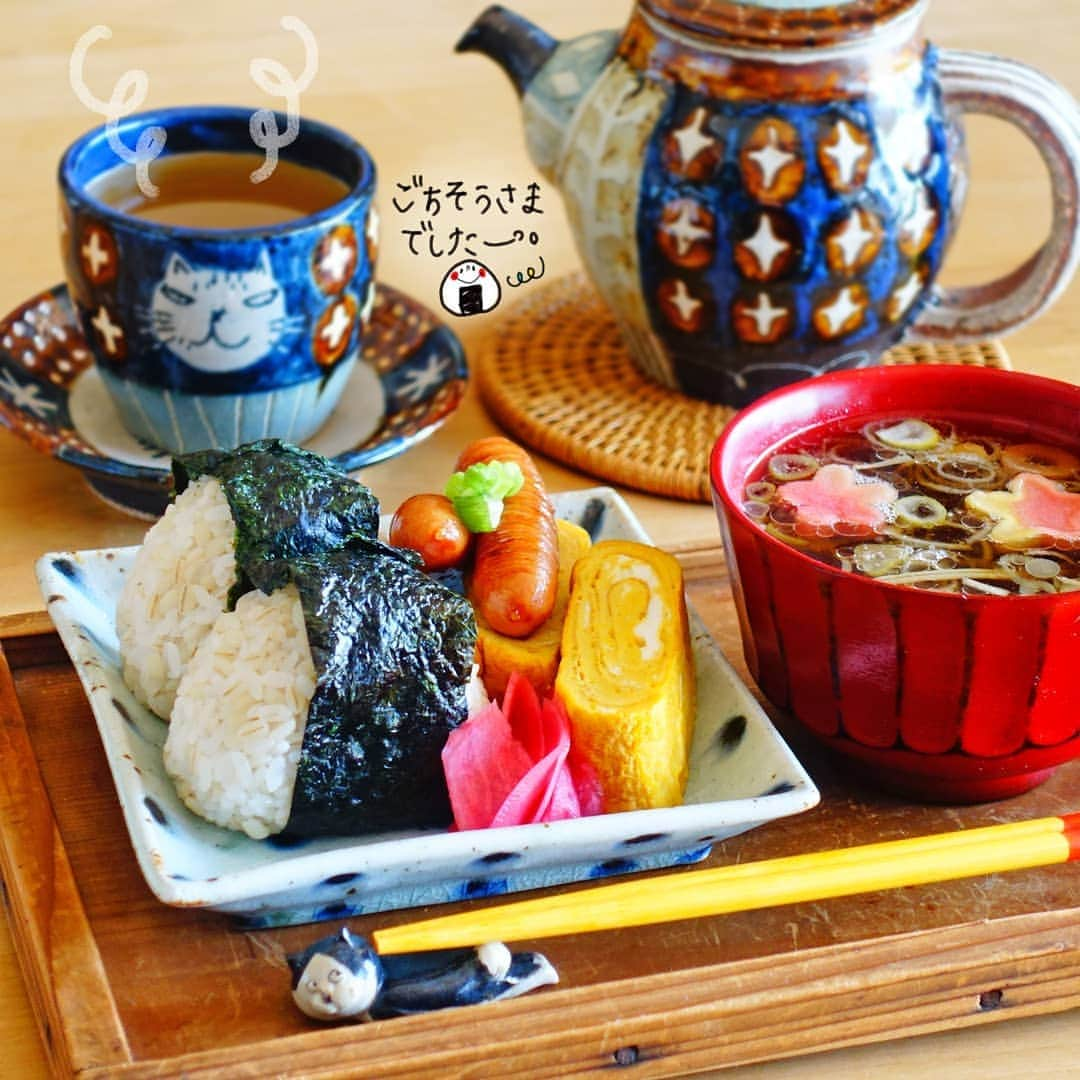 なっつ。さんのインスタグラム写真 - (なっつ。Instagram)「2019.3.22.friday PUNICAFE LUNCH. ❁ ある日のおうちごはん♬ ・ろく助塩入りシンプルおにぎり ・だし巻き卵 ・ウインナー ・頂き物の大根の酢の物 ・中華スープ ・ほうじ茶 ❁ 母がくれた#ろく助塩。  おにぎりにろく助塩を混ぜて 具材を何も入れずにもち麦入りごはんで おにぎり作って食べたら 美味しすぎてびっくり！！ 最強塩むすびが出来る😳💓 だし入り塩なので 何にでも使えそう――――！！ . なくなったら絶対買おうと心に決めた(笑) それくらい美味しかった♡ おにぎりにぱりっと海苔も好きだけど しなっと海苔も好き♡  ごちそうさまでした😄💓 ・ ・ ・ #ろく助#おにぎり#今週もいただきます#なっつごはん🍚#なっつの絵日記」3月22日 10時31分 - punipopo