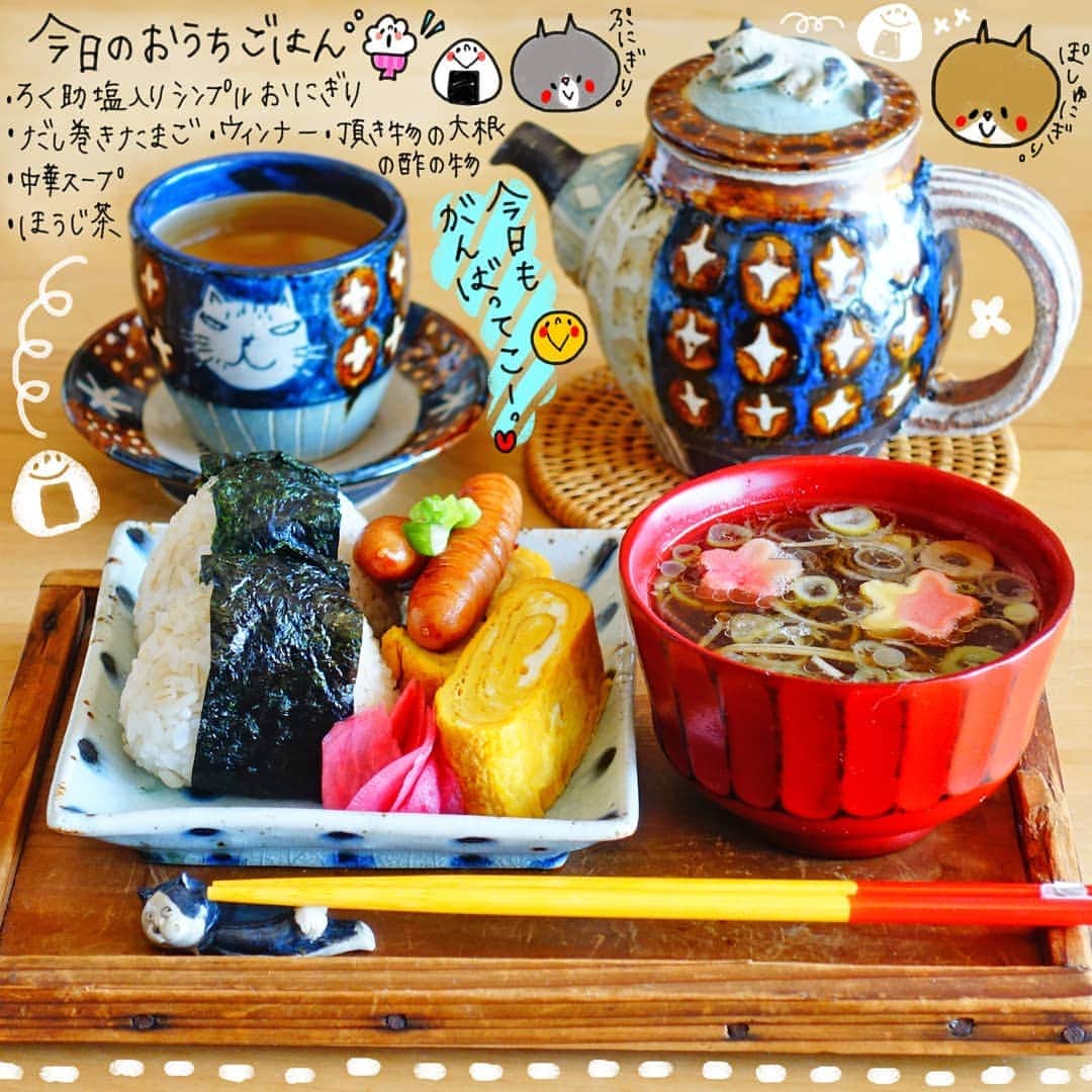 なっつ。さんのインスタグラム写真 - (なっつ。Instagram)「2019.3.22.friday PUNICAFE LUNCH. ❁ ある日のおうちごはん♬ ・ろく助塩入りシンプルおにぎり ・だし巻き卵 ・ウインナー ・頂き物の大根の酢の物 ・中華スープ ・ほうじ茶 ❁ 母がくれた#ろく助塩。  おにぎりにろく助塩を混ぜて 具材を何も入れずにもち麦入りごはんで おにぎり作って食べたら 美味しすぎてびっくり！！ 最強塩むすびが出来る😳💓 だし入り塩なので 何にでも使えそう――――！！ . なくなったら絶対買おうと心に決めた(笑) それくらい美味しかった♡ おにぎりにぱりっと海苔も好きだけど しなっと海苔も好き♡  ごちそうさまでした😄💓 ・ ・ ・ #ろく助#おにぎり#今週もいただきます#なっつごはん🍚#なっつの絵日記」3月22日 10時31分 - punipopo