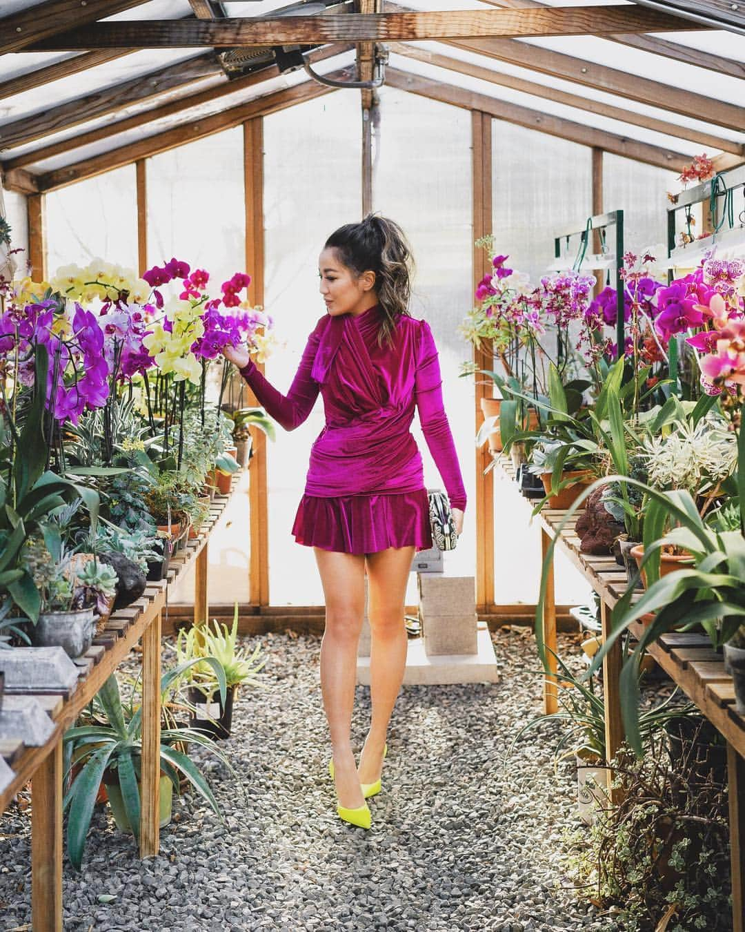 ウェンディー・グエンさんのインスタグラム写真 - (ウェンディー・グエンInstagram)「Blending in with the flowers 🌸🌺🌸🌺 This velvet dress is beyond beautiful! Had such a great time with @byfashionaholic in Napa. For all your high-end clothing and accessory rentals, check out @byfashionaholic 💕 #sponsored #dresslikeyouownit」3月22日 10時32分 - wendyslookbook