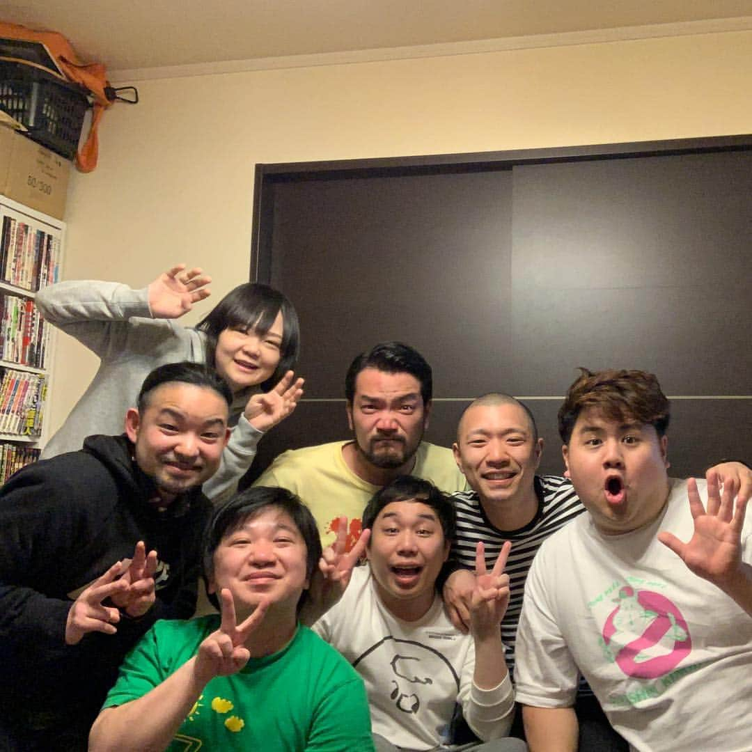 池田真一さんのインスタグラム写真 - (池田真一Instagram)「せいやが東京行くから家のメンバーと家の常連と鍋したよー！ 結局朝の5時頃まで家で起きた出来事喋って爆笑してたよ！  あれ？？なんかみんな目腫れてない？？ 気のせいか！」3月22日 10時32分 - wartdebu