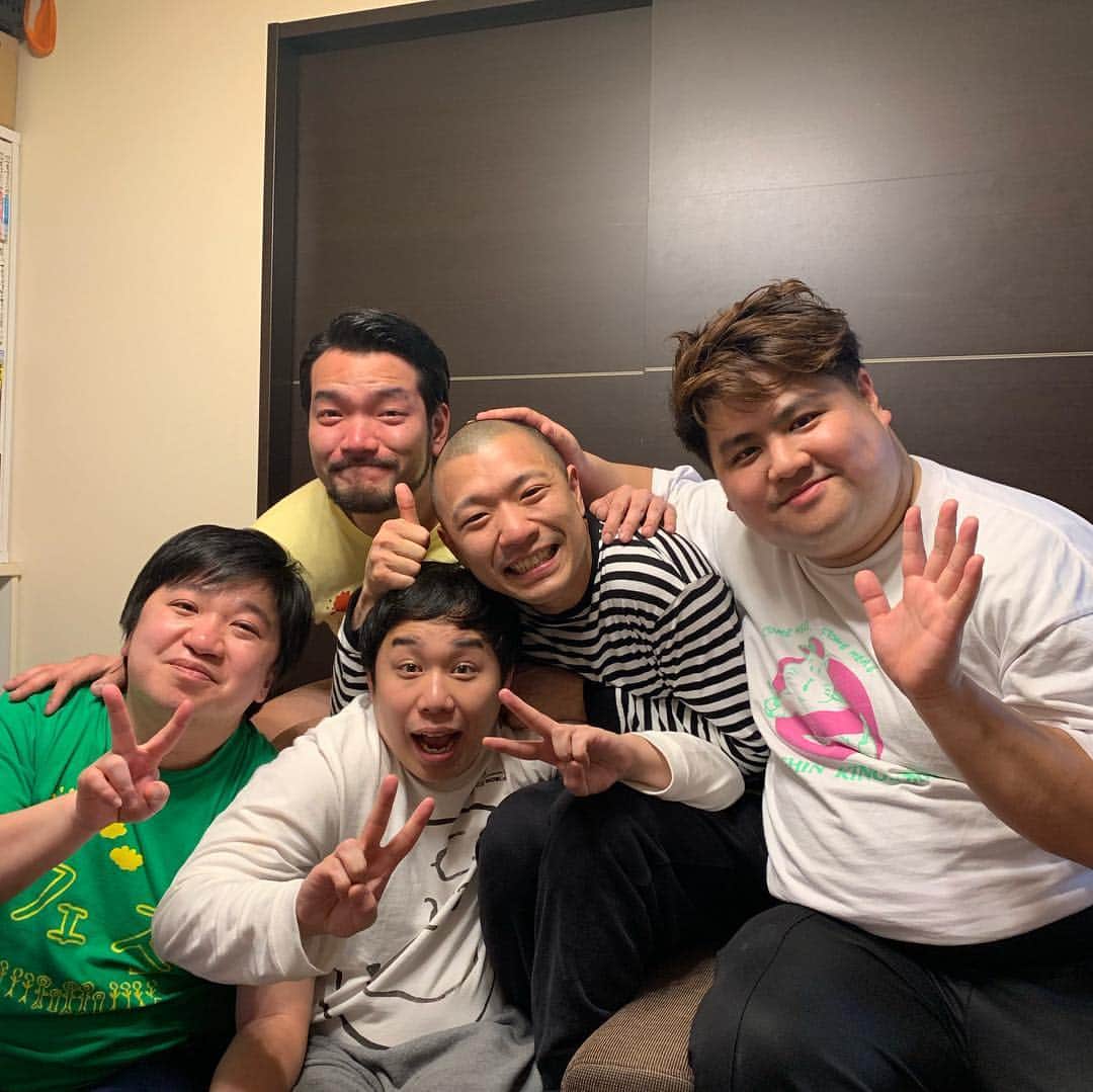 池田真一のインスタグラム：「せいやが東京行くから家のメンバーと家の常連と鍋したよー！ 結局朝の5時頃まで家で起きた出来事喋って爆笑してたよ！  あれ？？なんかみんな目腫れてない？？ 気のせいか！」