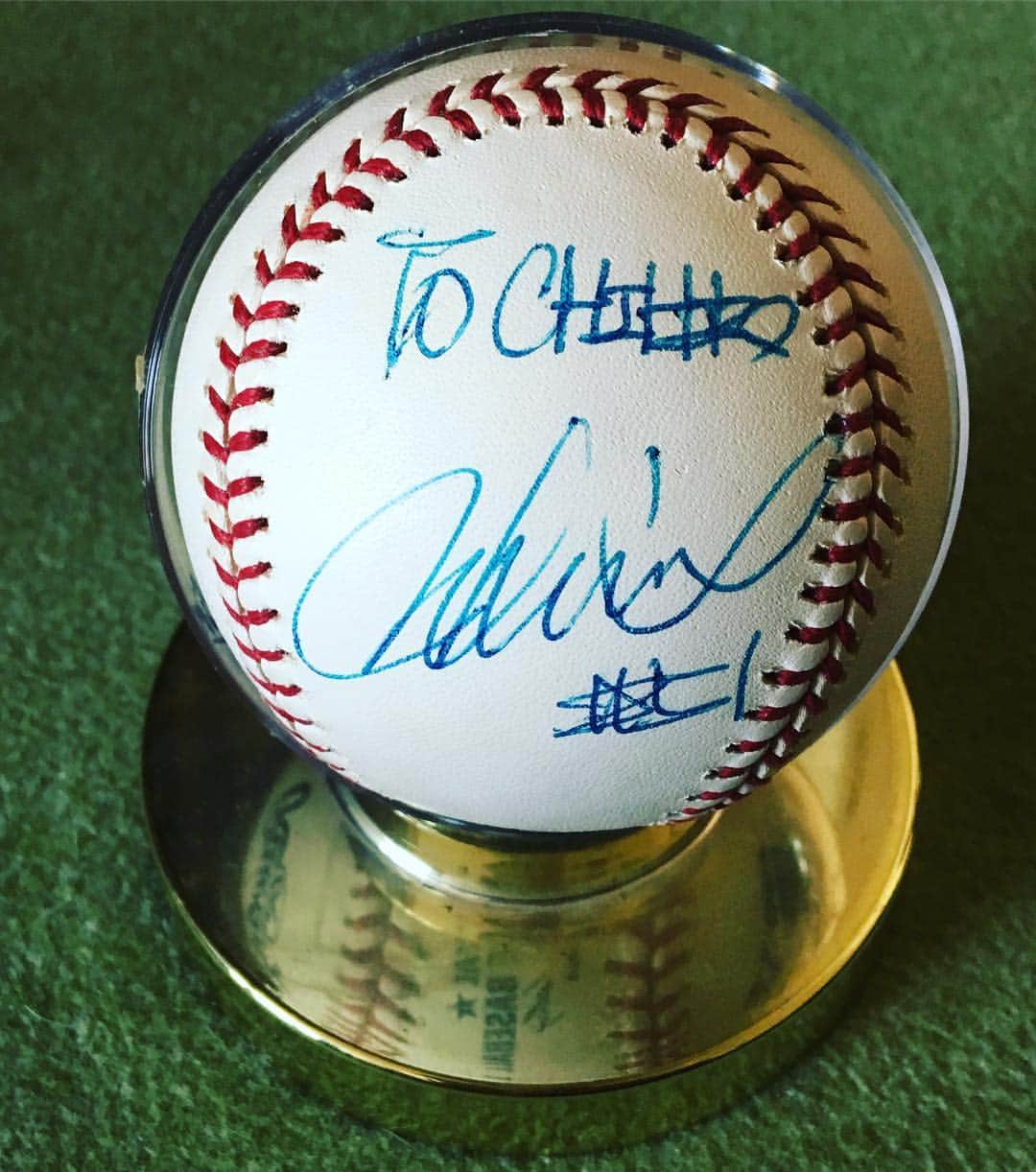山中千尋さんのインスタグラム写真 - (山中千尋Instagram)「Ichiro‘s autograph ball. YOU ARE MY HERO FOREVER ❤️ヤンキースオーナーのスタインブレナーさんを通じてイチロー選手にサインを頂きました。ずっと大切な宝物です😊イチロー選手、本当にありがとうございます。今までも、そして、これからも。#ichiro #ichirosuzuki」3月22日 10時32分 - chihiroyam